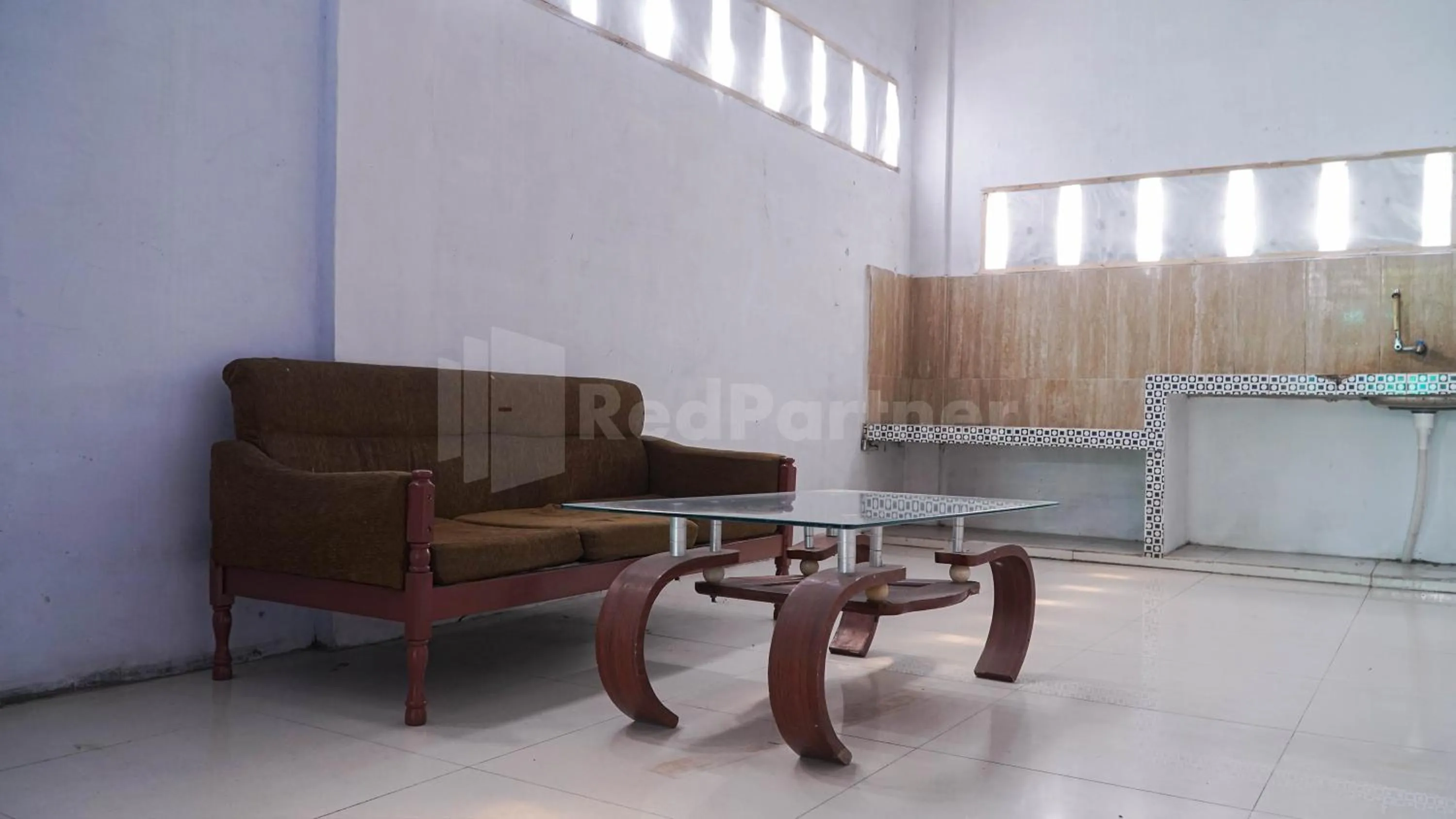 Seating area in The Karo's Residence Mitra RedDoorz