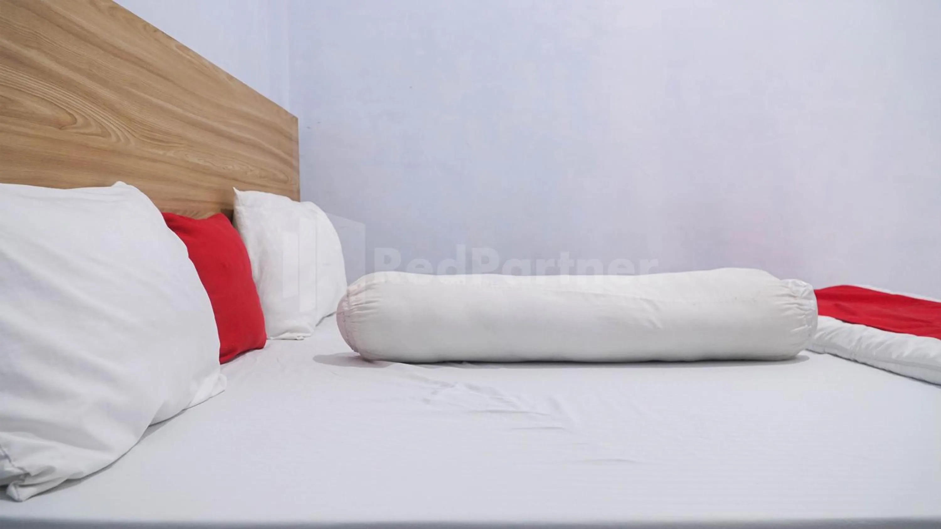 Bedroom, Bed in The Karo's Residence Mitra RedDoorz