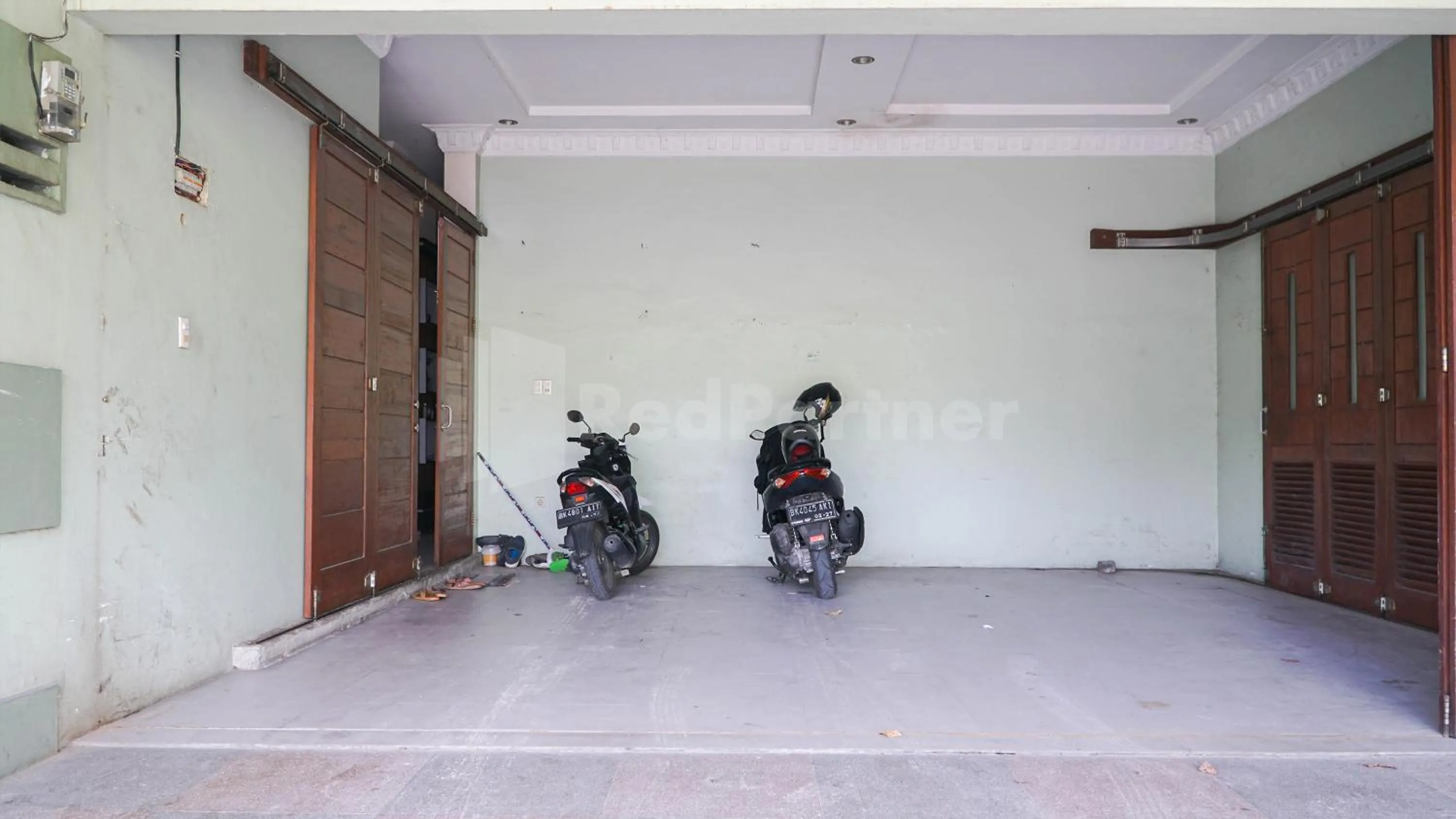 Parking in The Karo's Residence Mitra RedDoorz