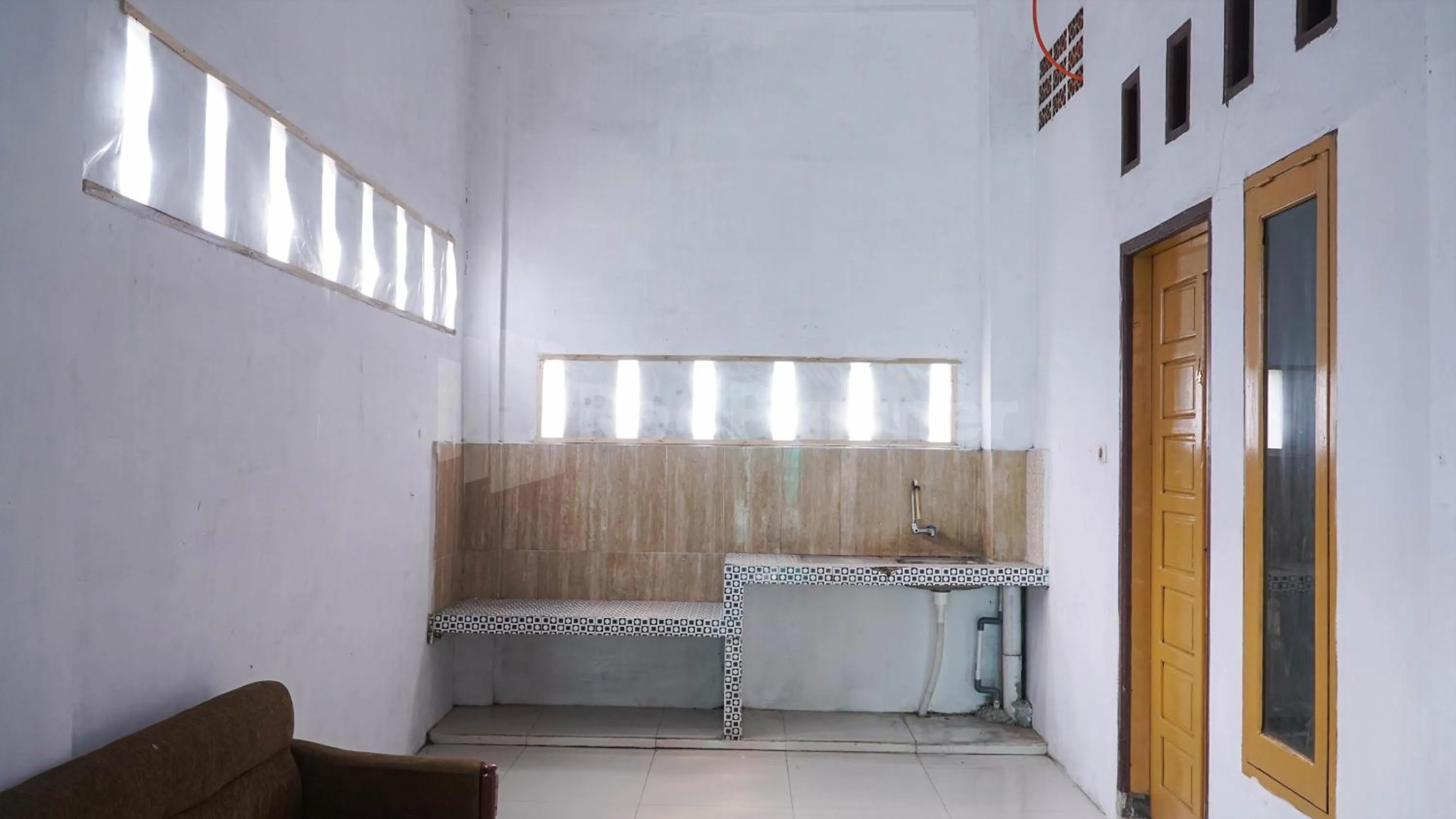 kitchen in The Karo's Residence Mitra RedDoorz