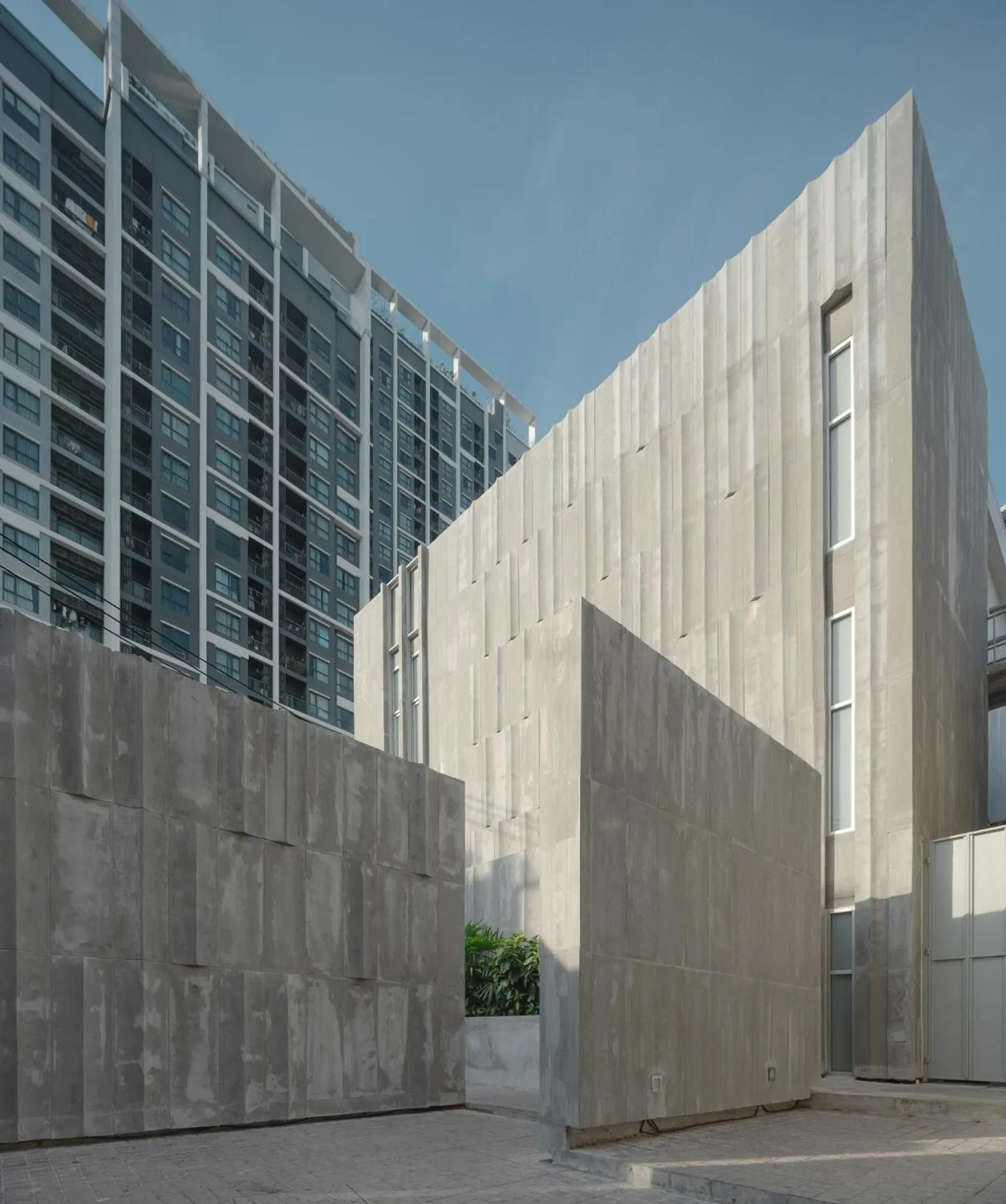 Property building in Nidhra Boutique Hotel Bangkok Sukhumvit