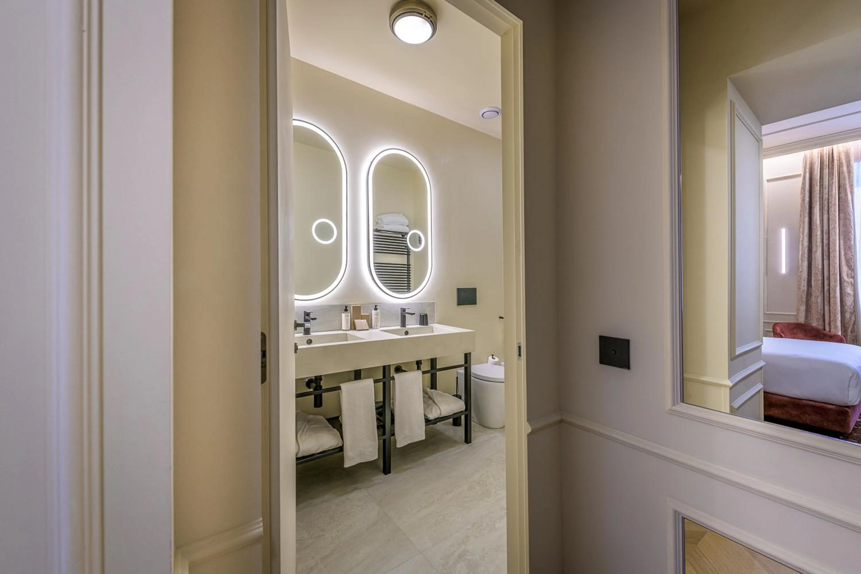 Bathroom, Bed in Palazzo Montebello