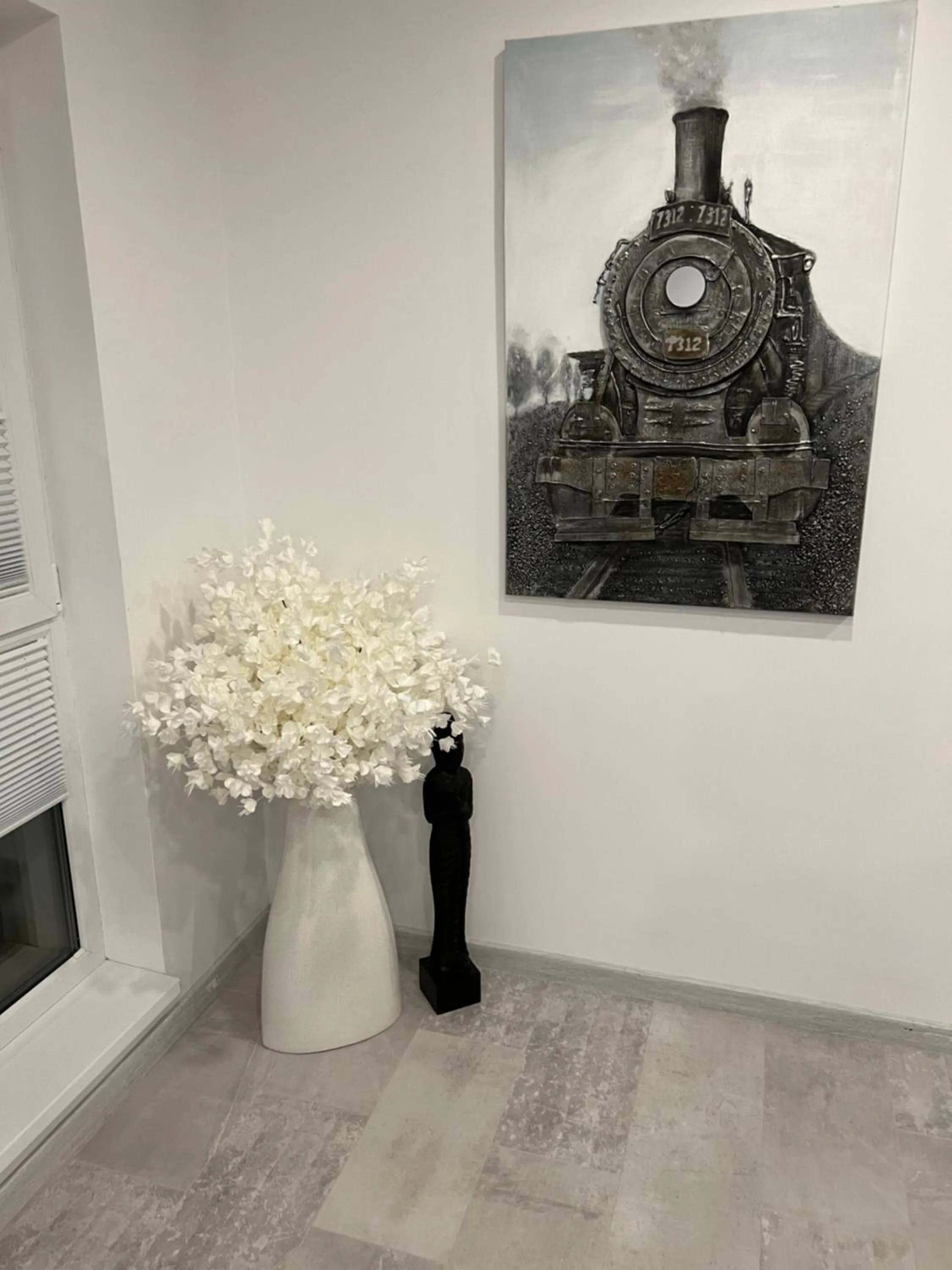 Decorative detail in Amazing 2-Room Penthouse Cityview W13