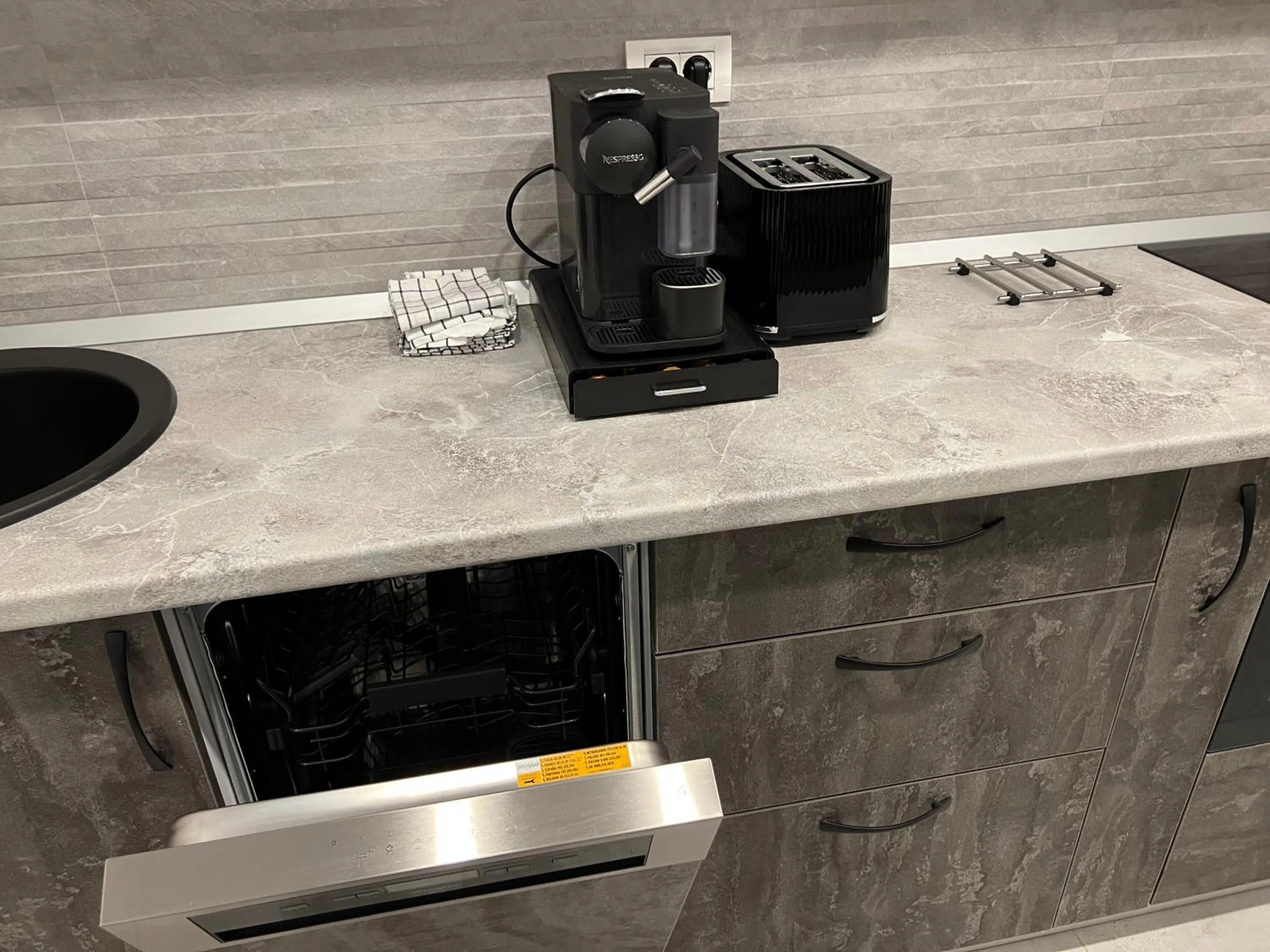 Coffee/tea facilities in Amazing 2-Room Penthouse Cityview W13