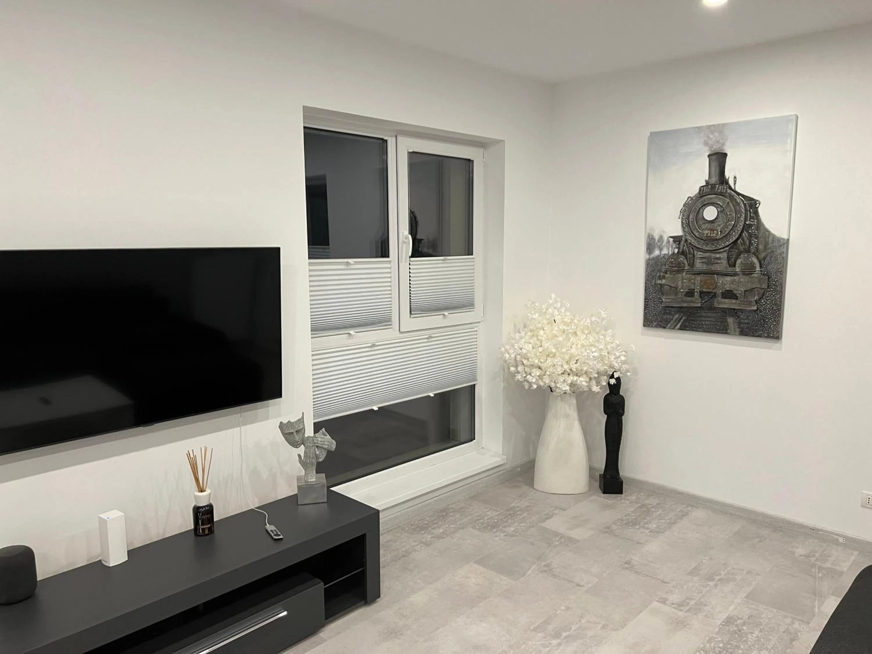 Living room in Amazing 2-Room Penthouse Cityview W13