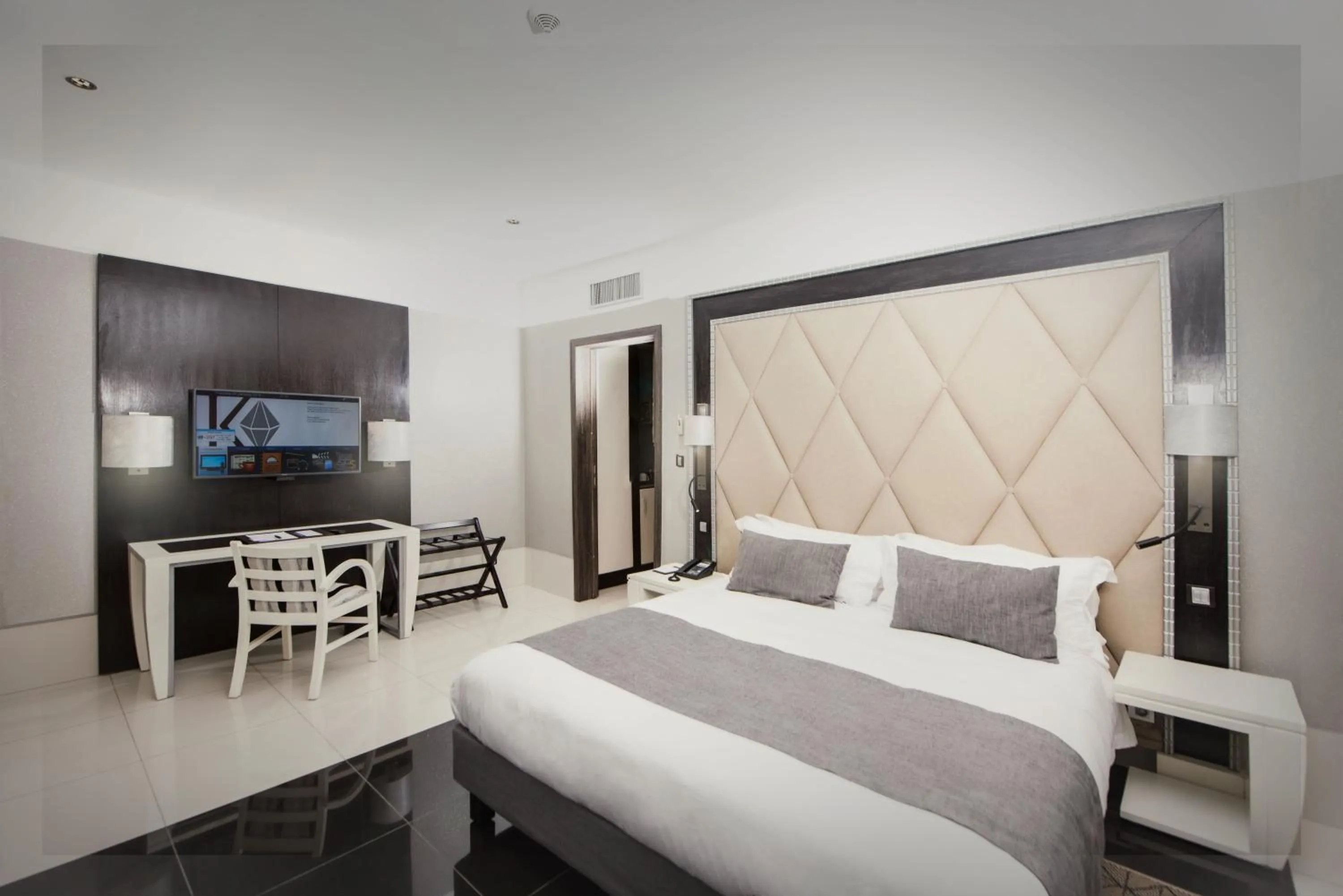 Photo of the whole room in Krystal Palace Douala