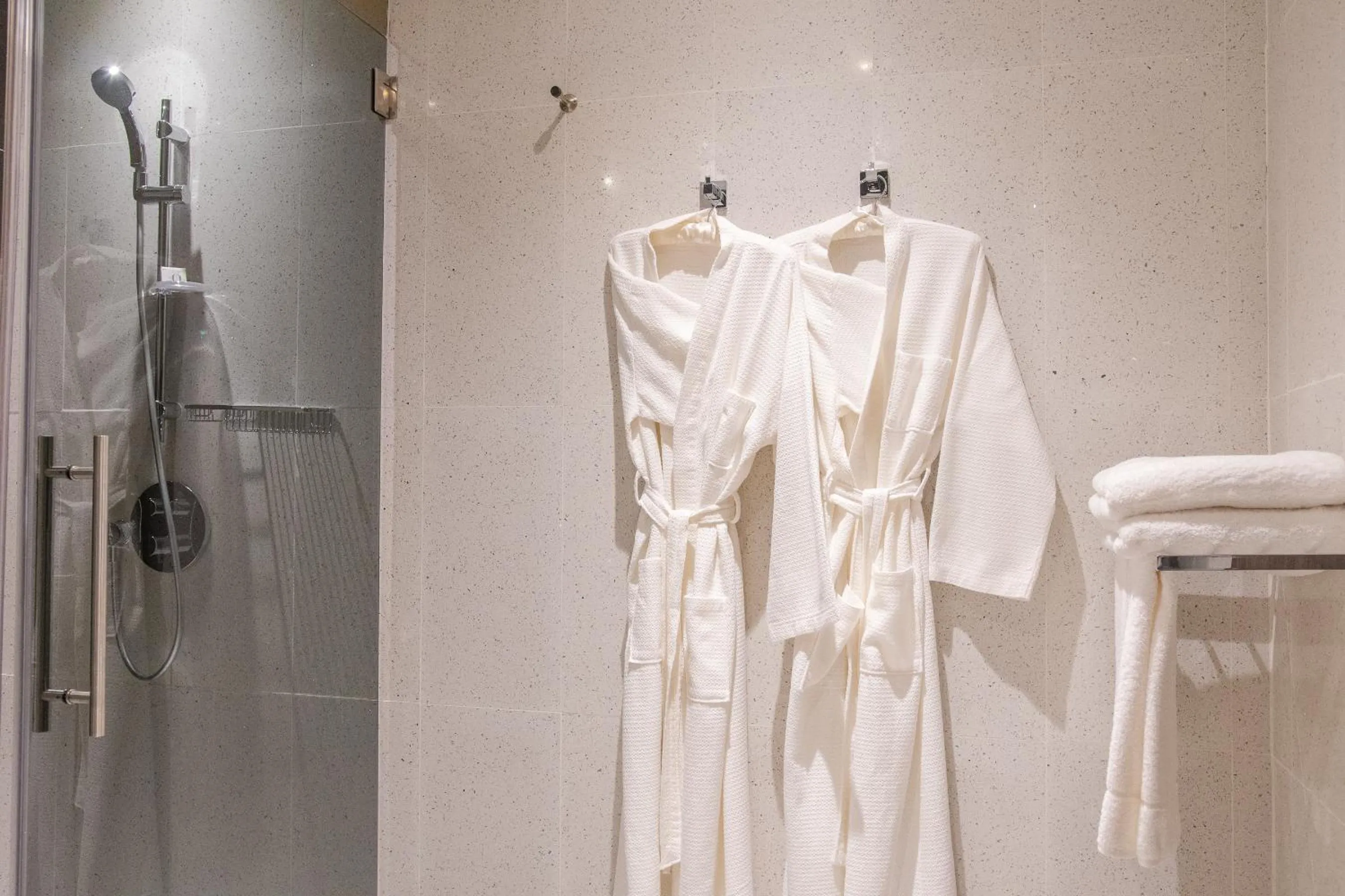 Shower in Krystal Palace Douala