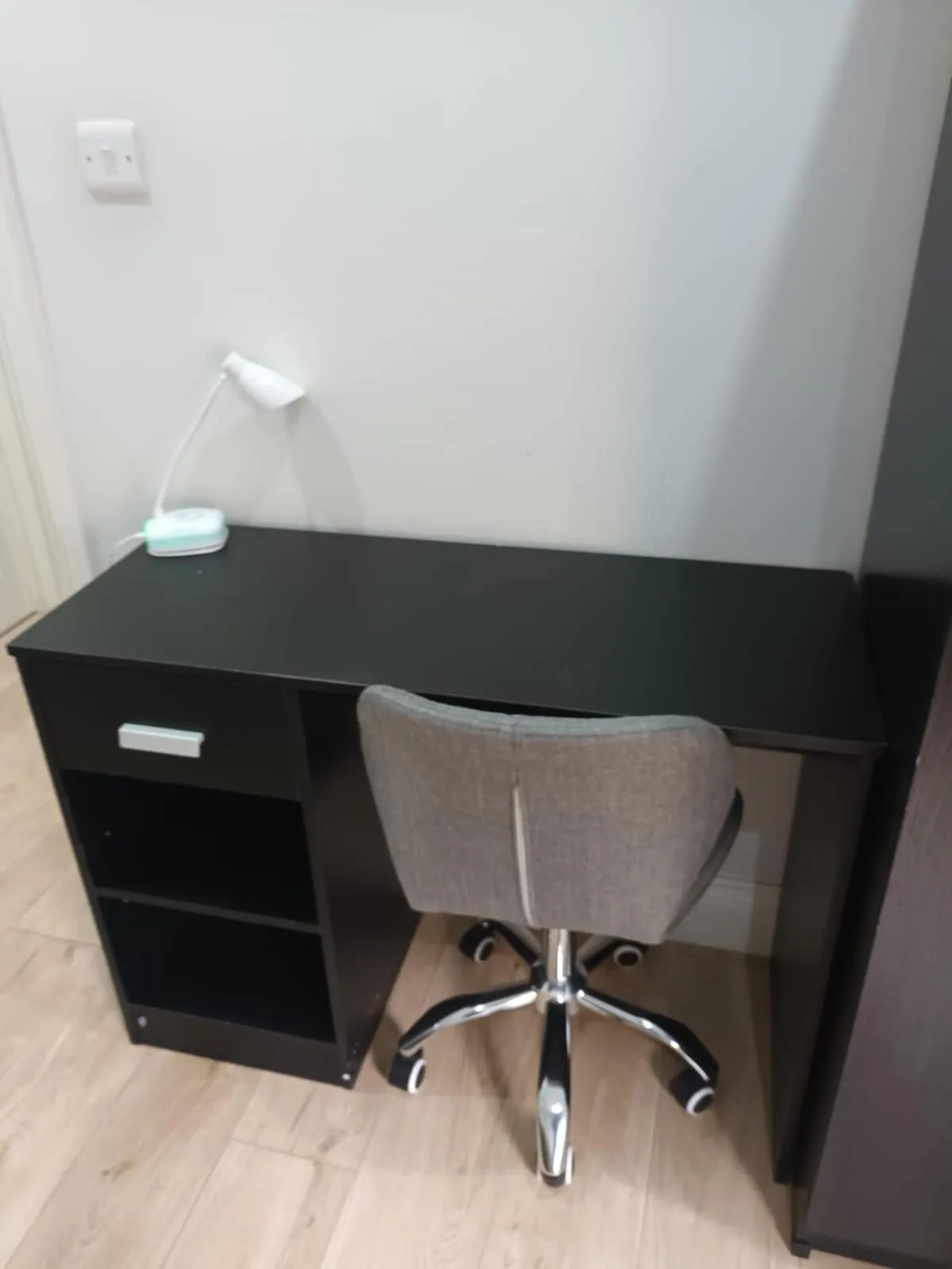 hair dresser in Comfy Fenia Stay