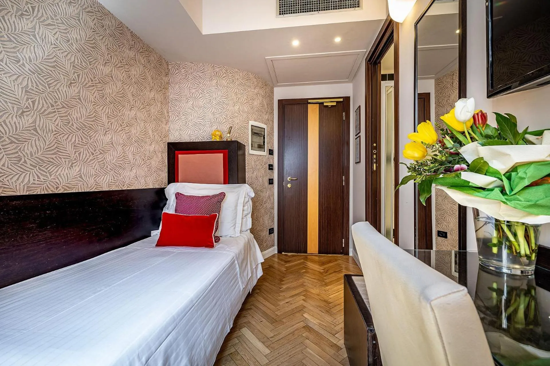 Photo of the whole room, Bed in Hotel Duomo Firenze