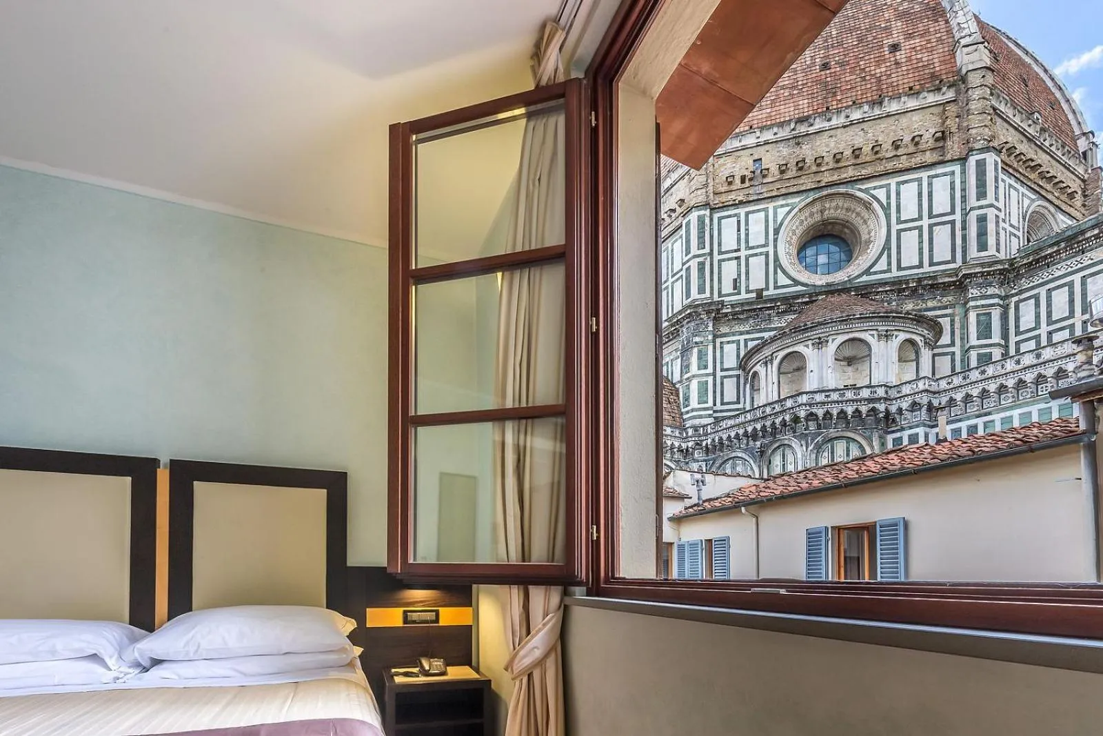 View (from property/room), Bed in Hotel Duomo Firenze
