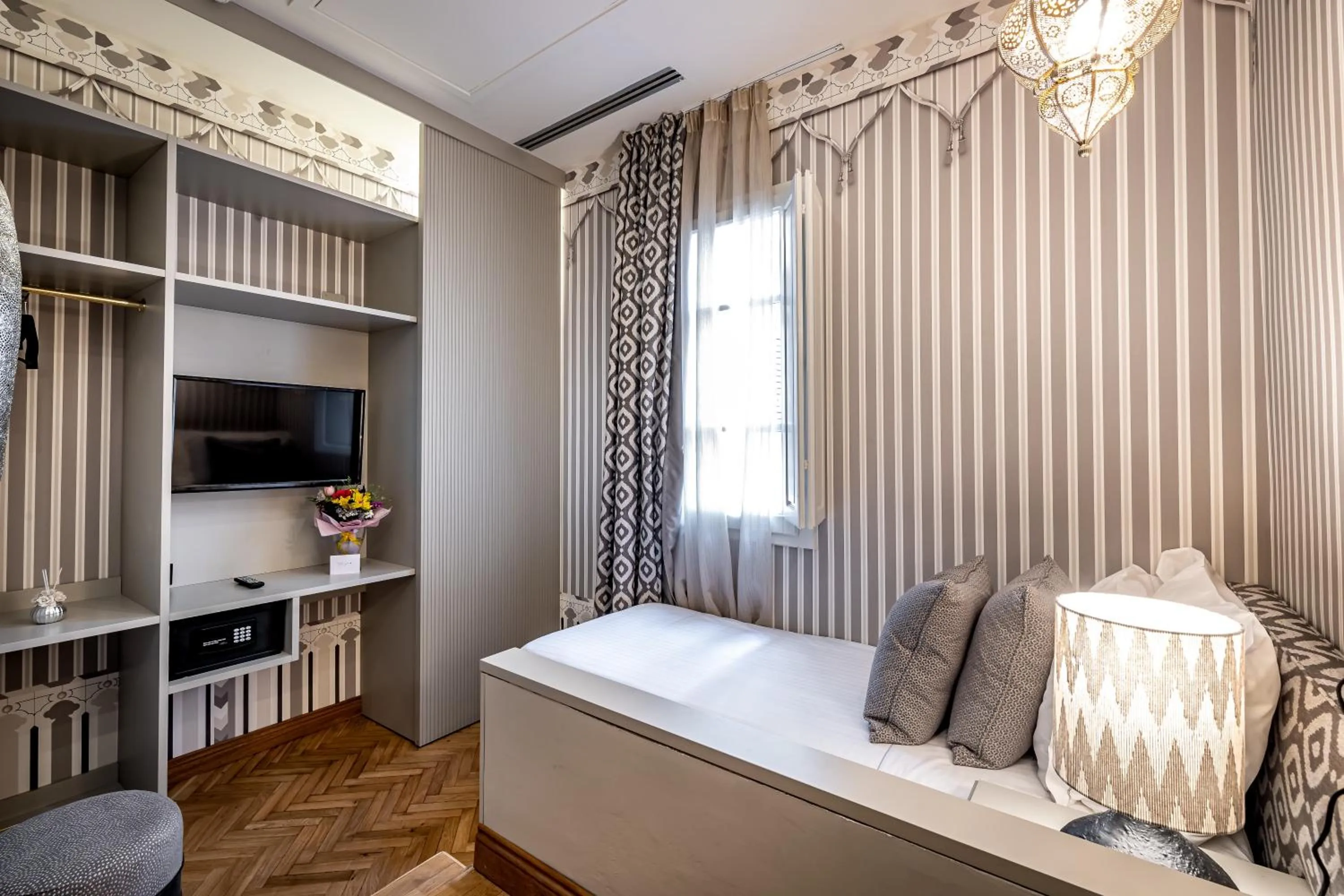 Photo of the whole room, Bed in Hotel Duomo Firenze