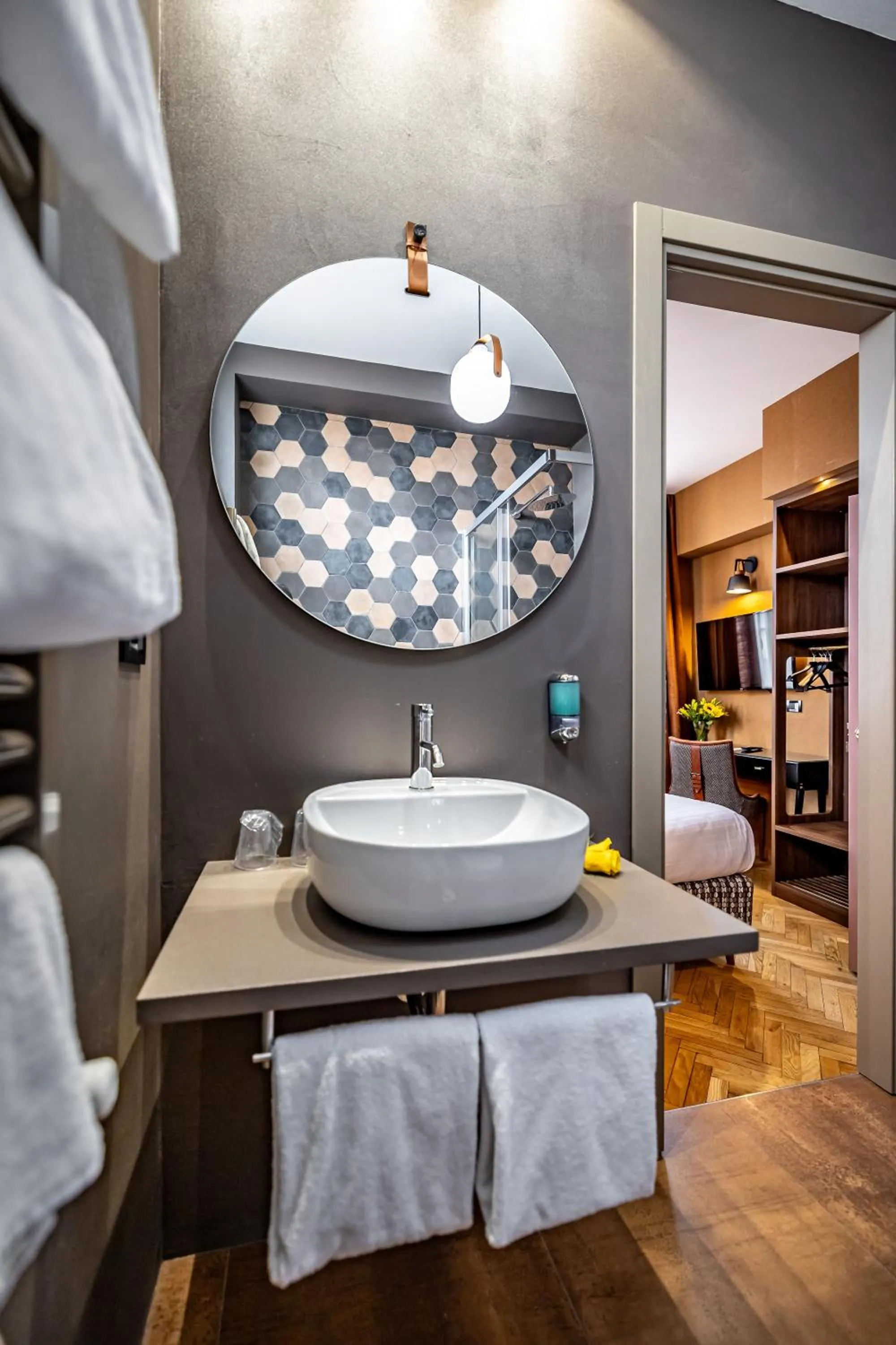 Bathroom, Bed in Hotel Duomo Firenze