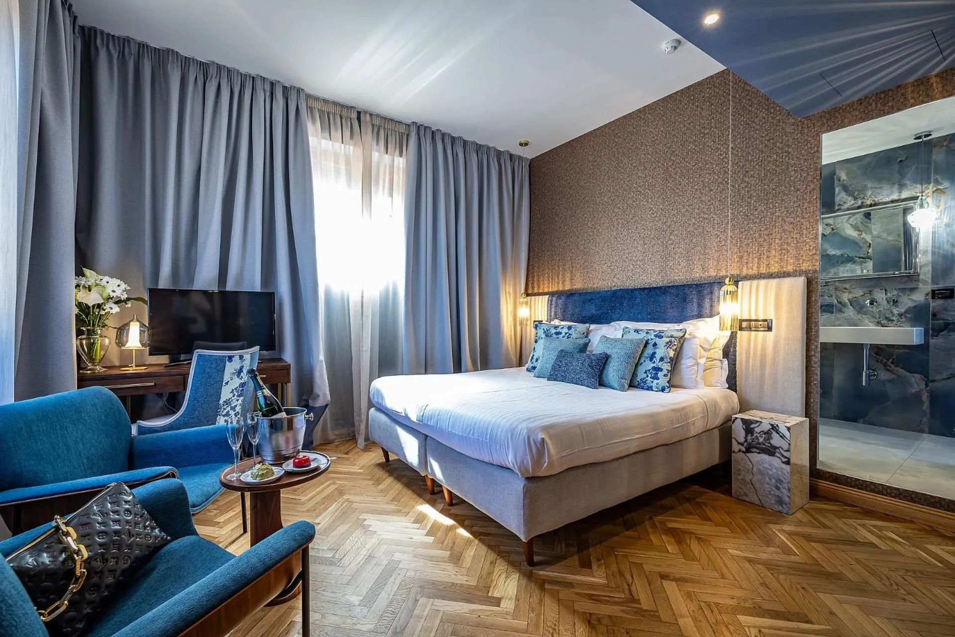 Photo of the whole room, Bed in Hotel Duomo Firenze