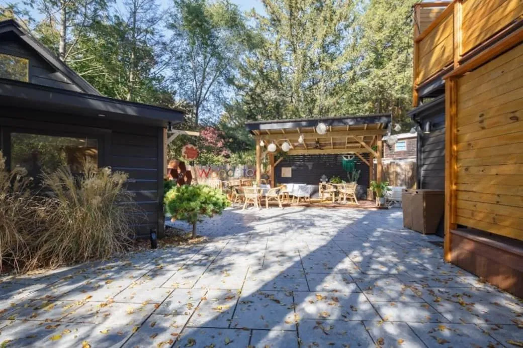 Patio in The Herwood Inn