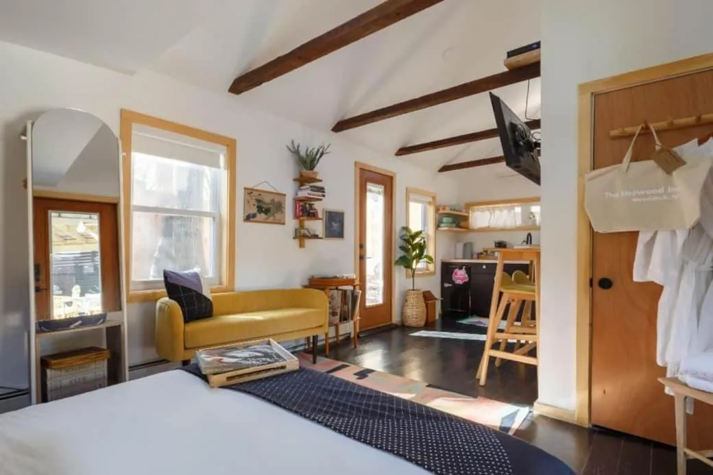 Photo of the whole room, Bed in The Herwood Inn