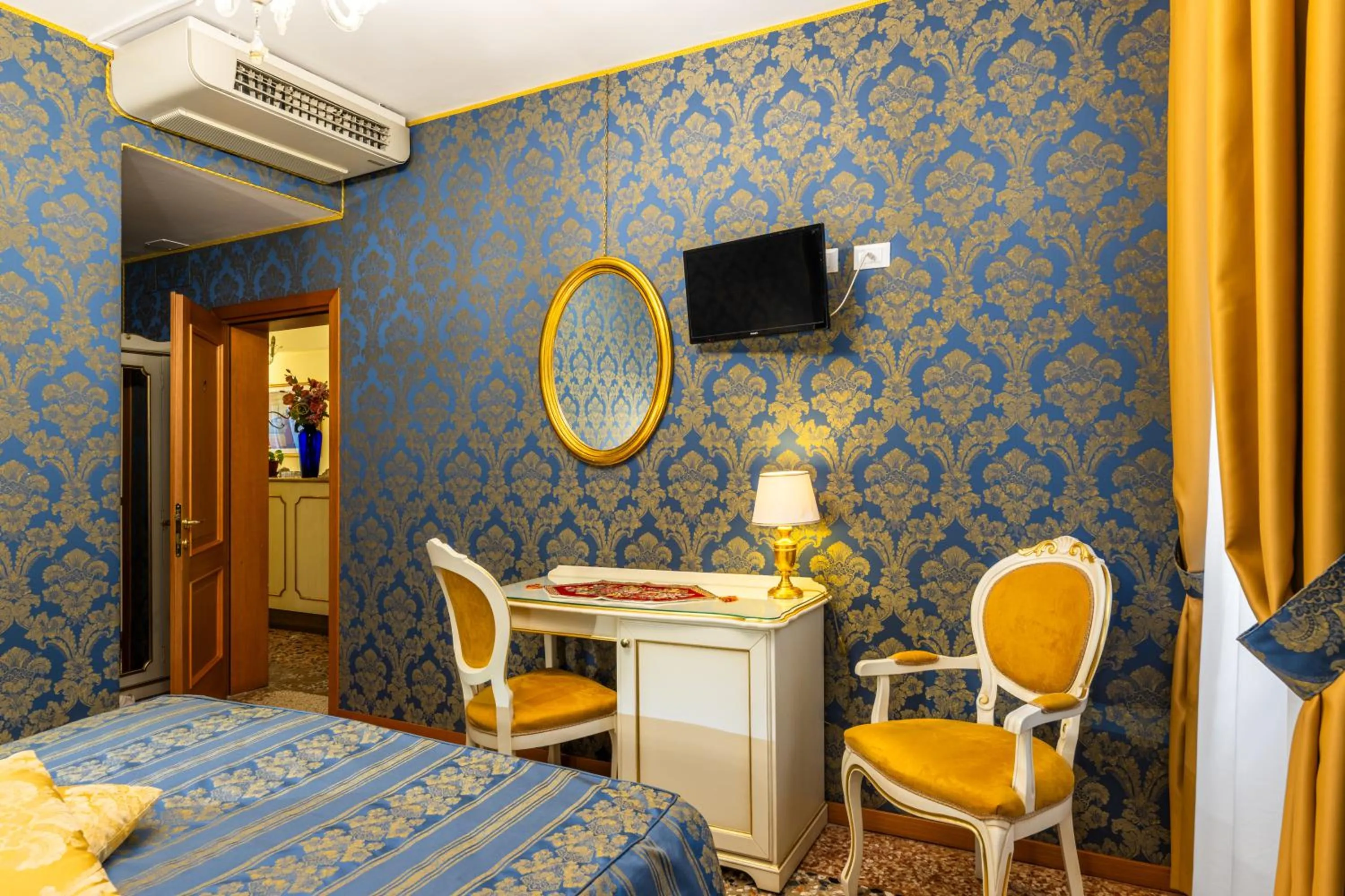 hair dresser, Bed in Hotel Il Mercante di Venezia