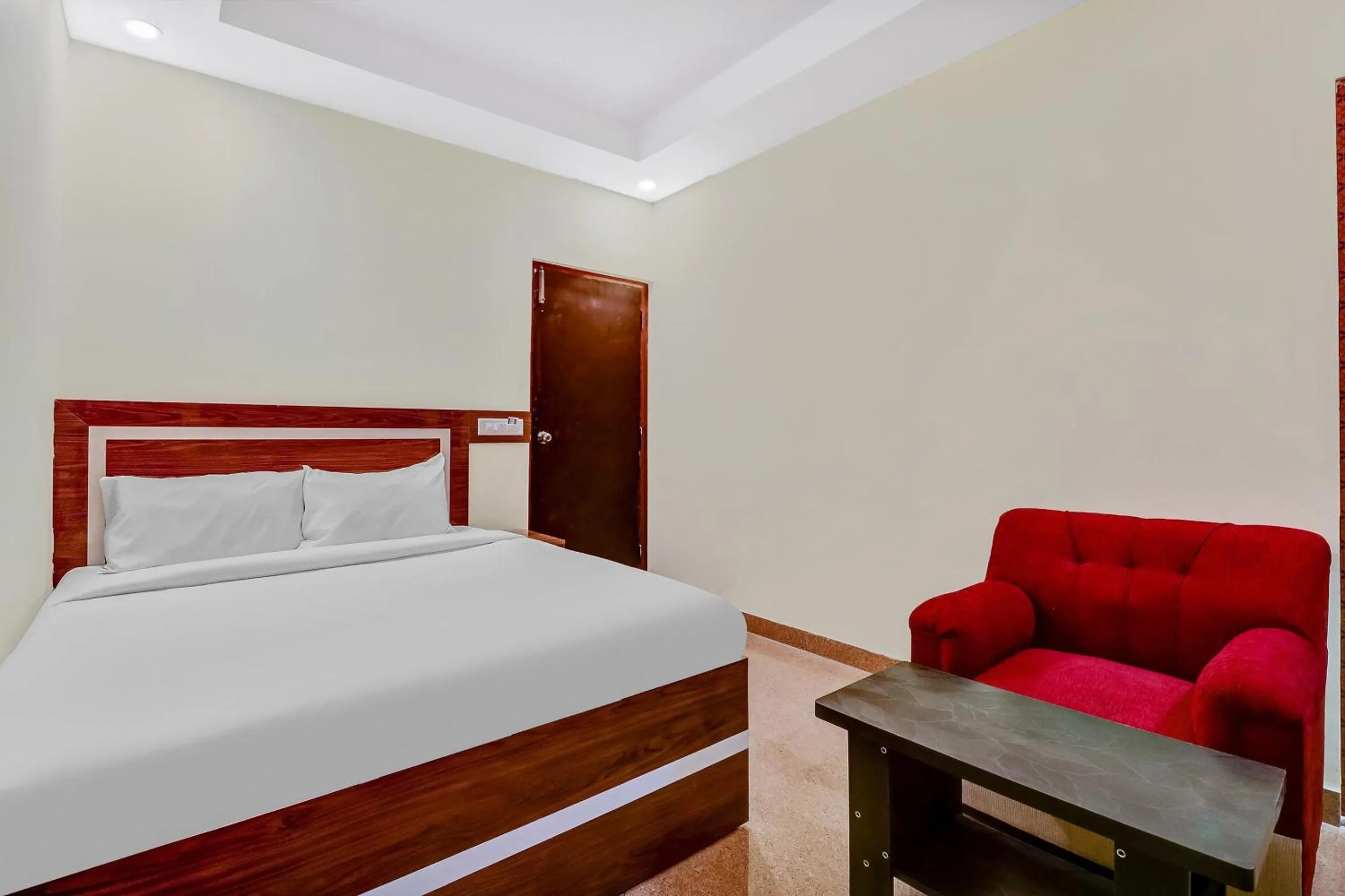 Facade/entrance, Bed in Hotel O Royal Suites