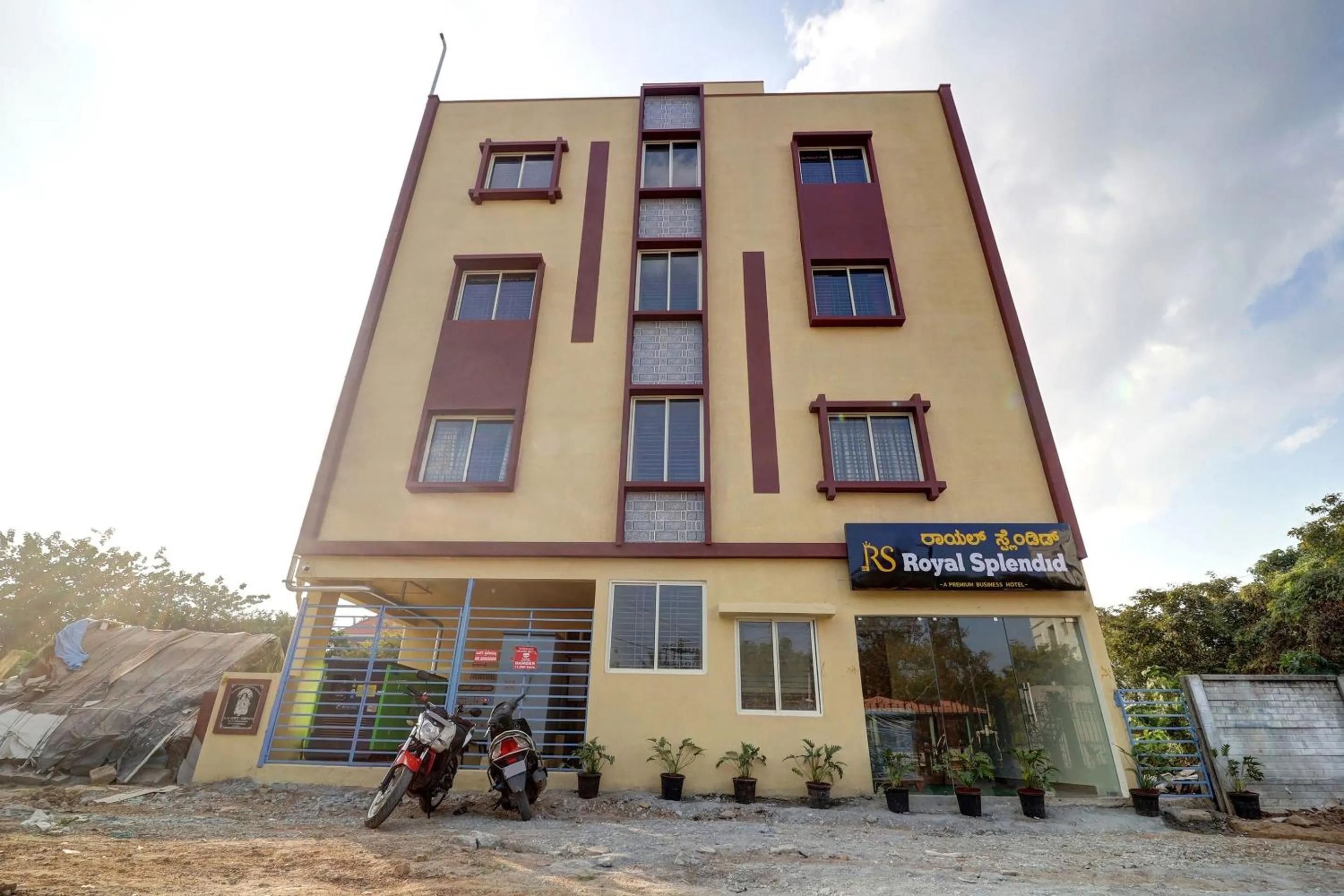 Facade/entrance in Hotel O Royal Suites
