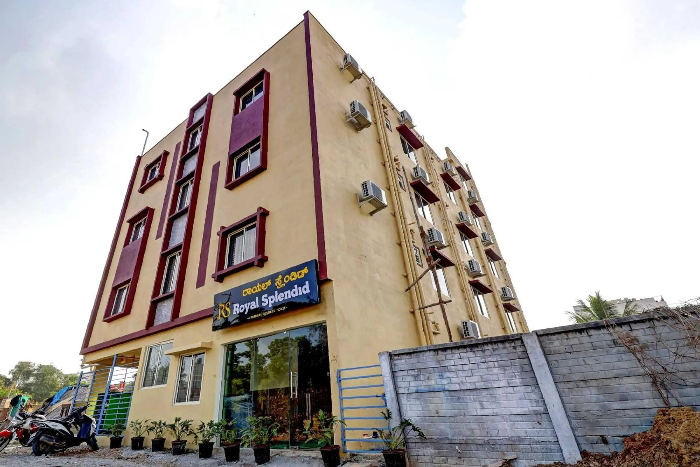 Facade/entrance in Hotel O Royal Suites