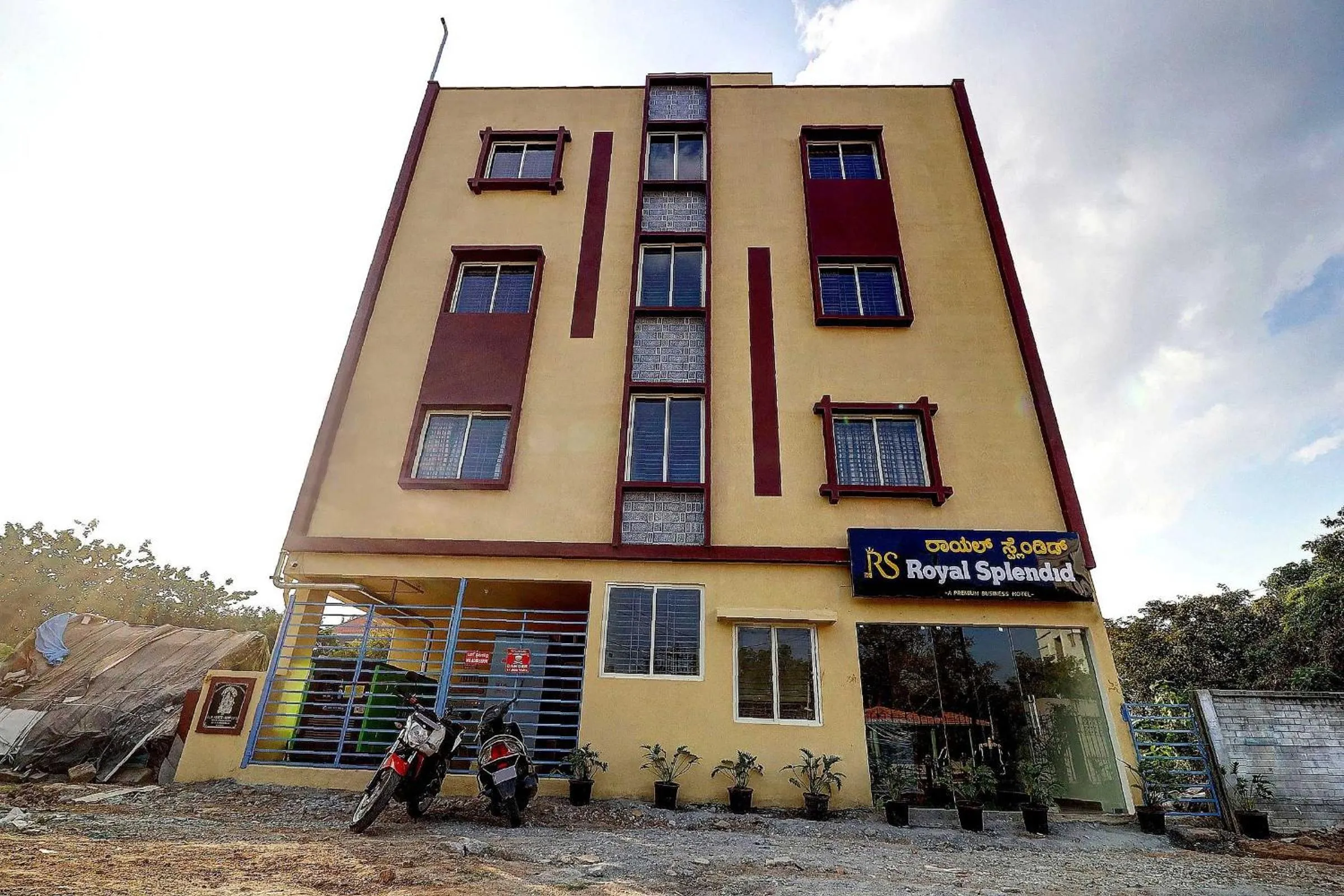 Facade/entrance in Hotel O Royal Suites