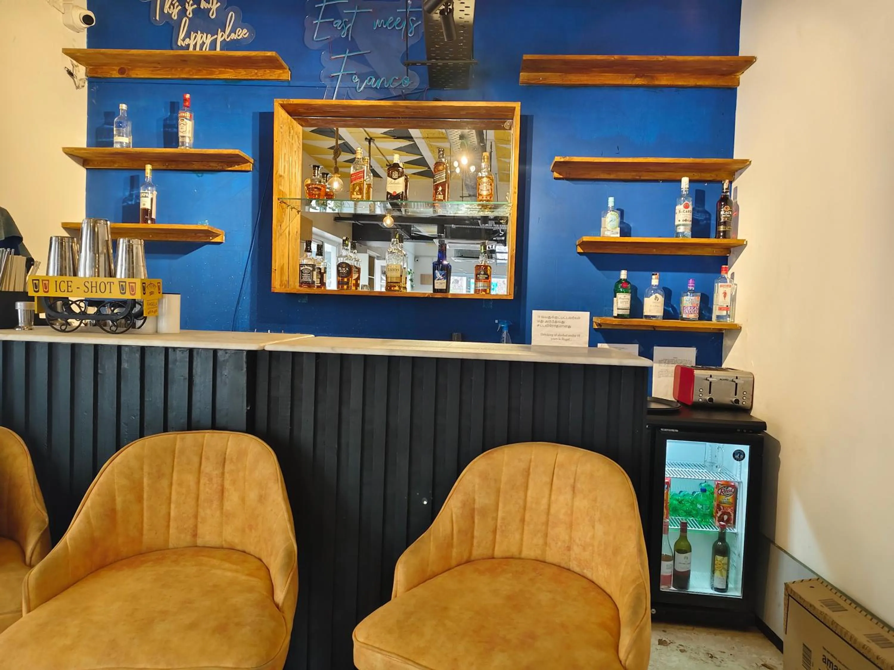 Lounge or bar in Hotel Aura by Woco Stays