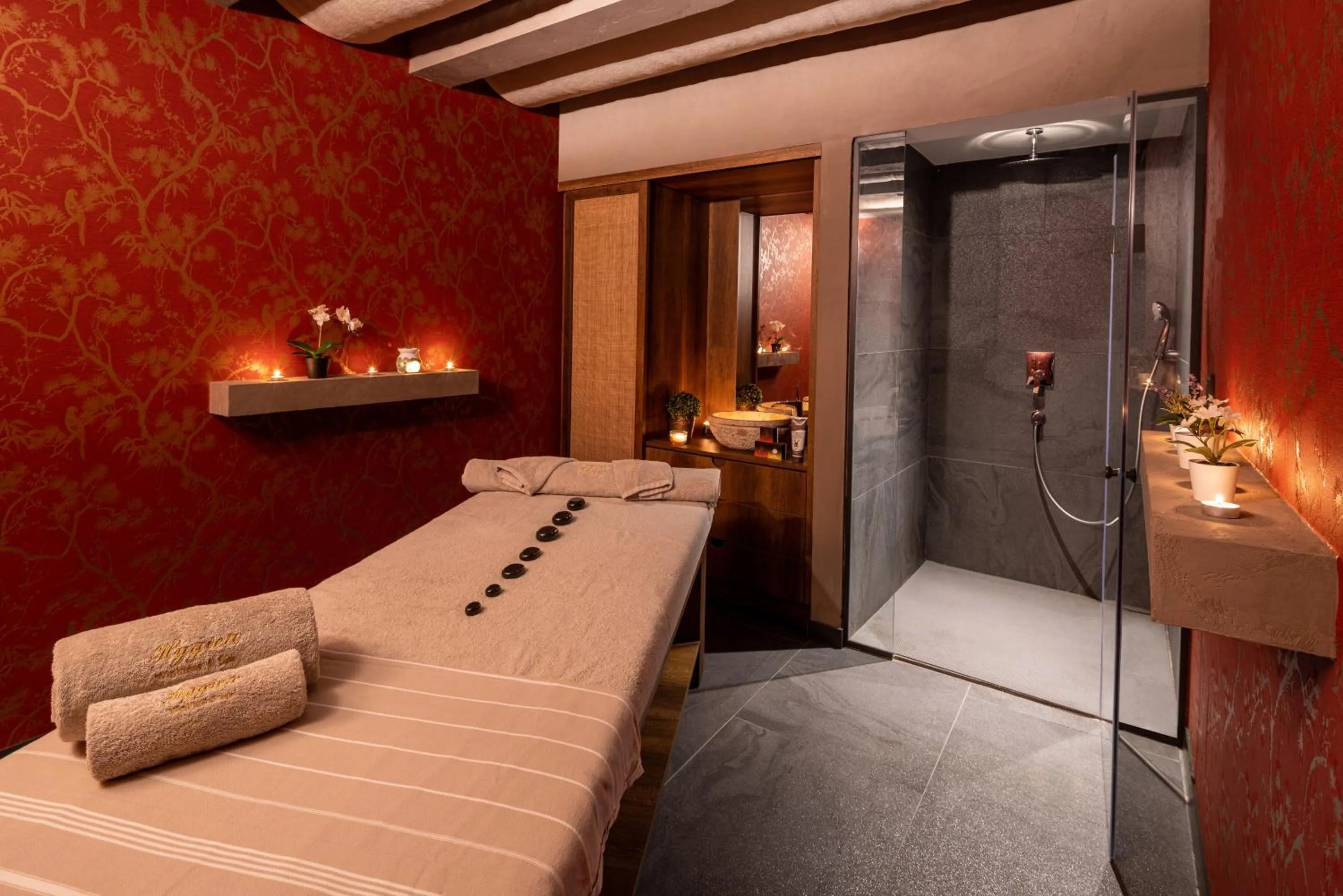 Massage, Bed in Cronton Design Hotel