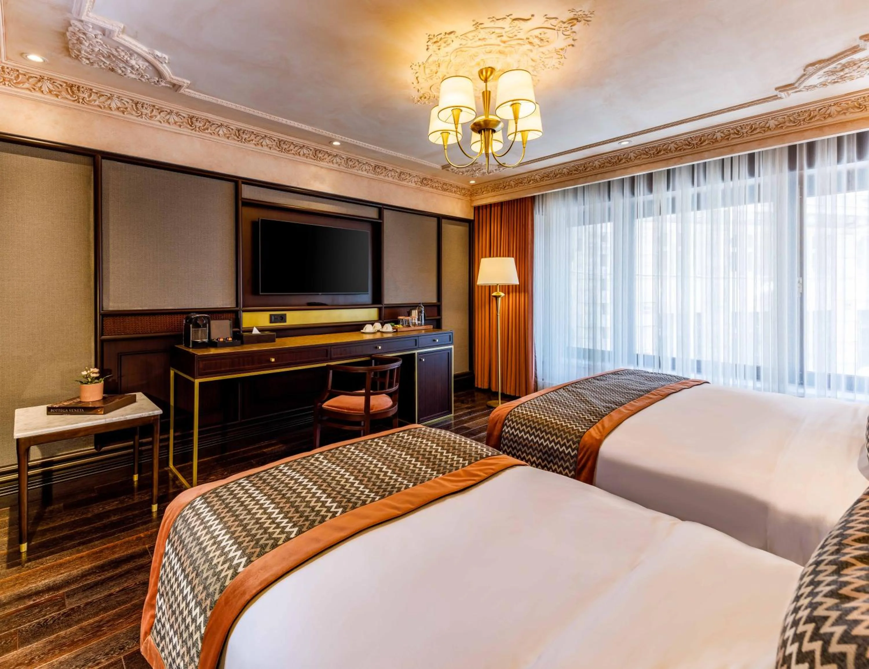 Photo of the whole room, Bed in Cronton Design Hotel