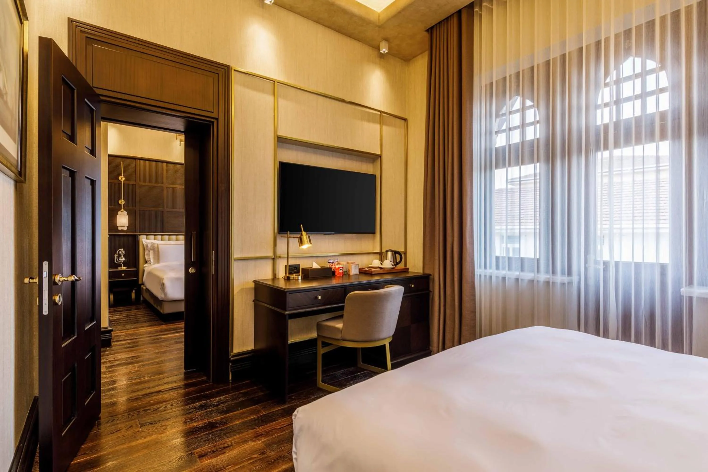 Photo of the whole room, Bed in Cronton Design Hotel