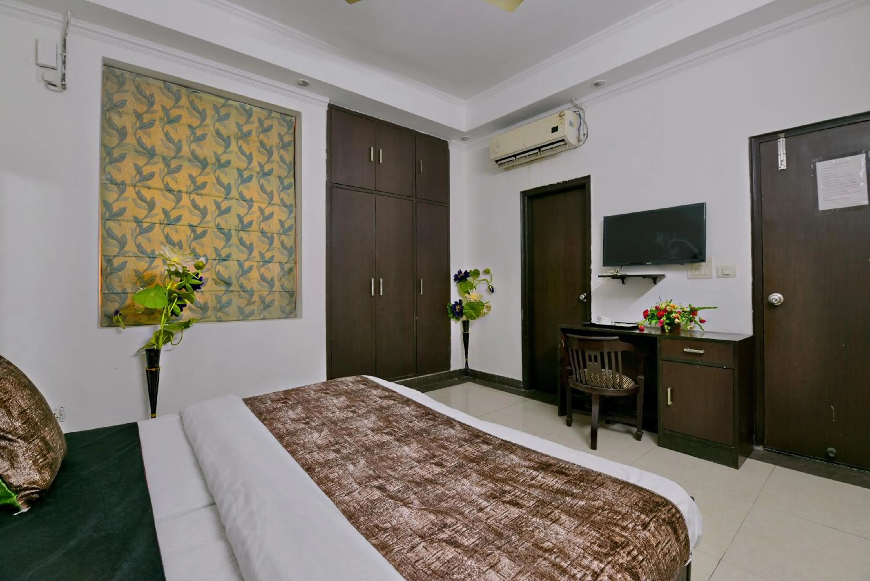 Communal lounge/ TV room, Bed in Hotel Diamond Stays