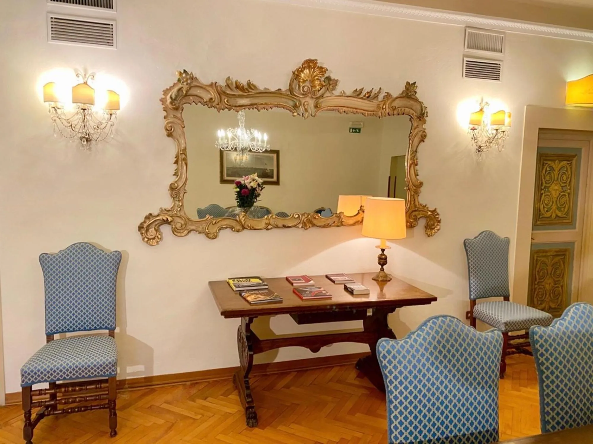 Seating area in Hotel Martelli