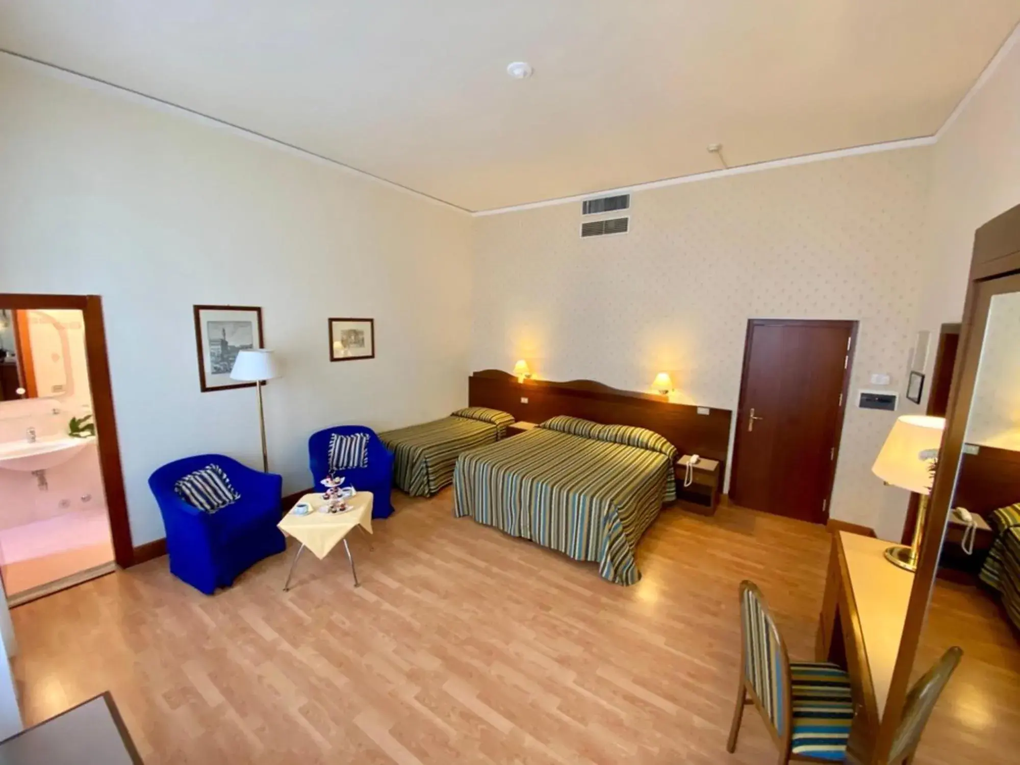 Triple Room in Hotel Martelli Triple Room in Hotel Martelli