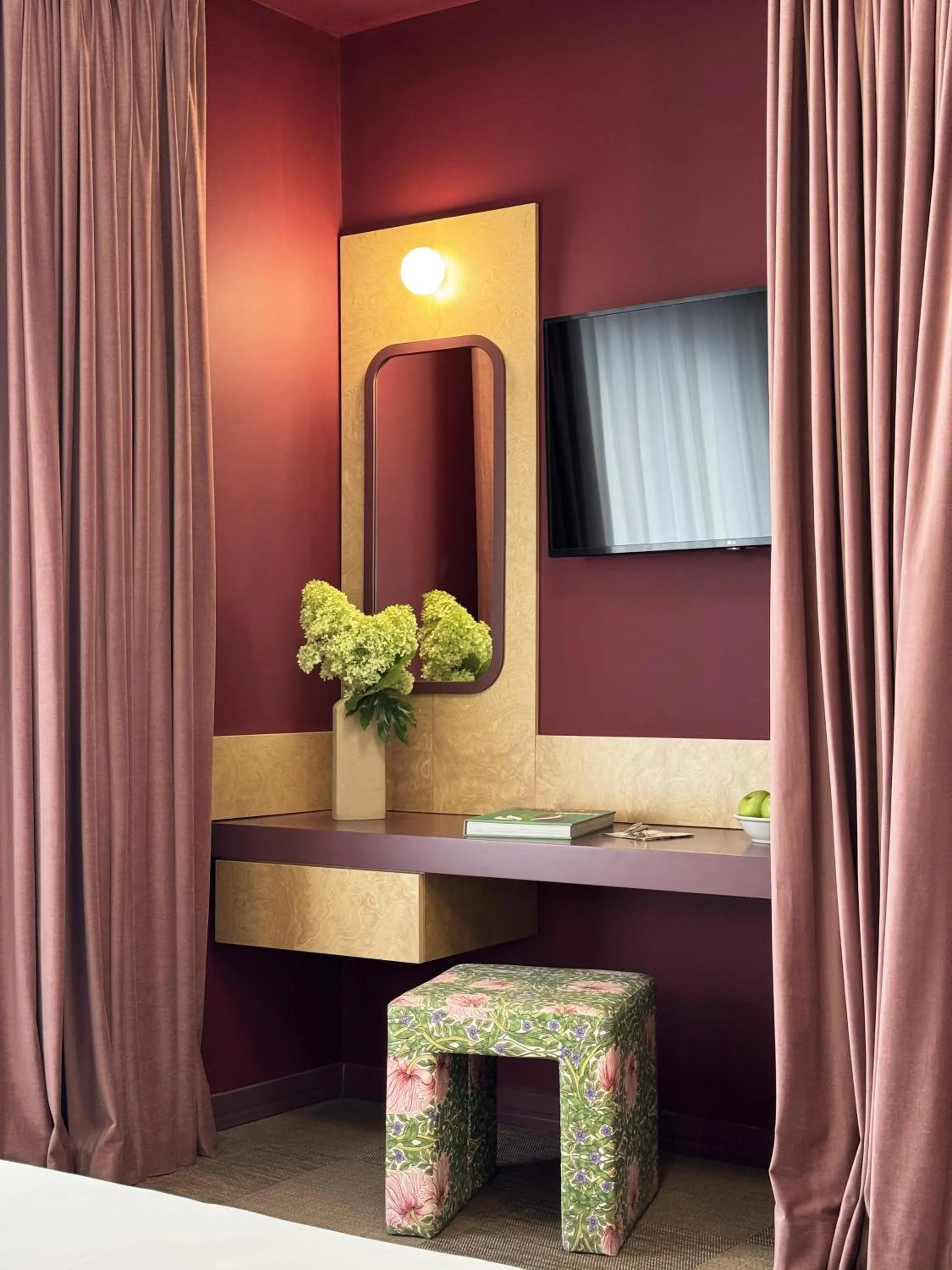 TV and multimedia in Hotel Cortina