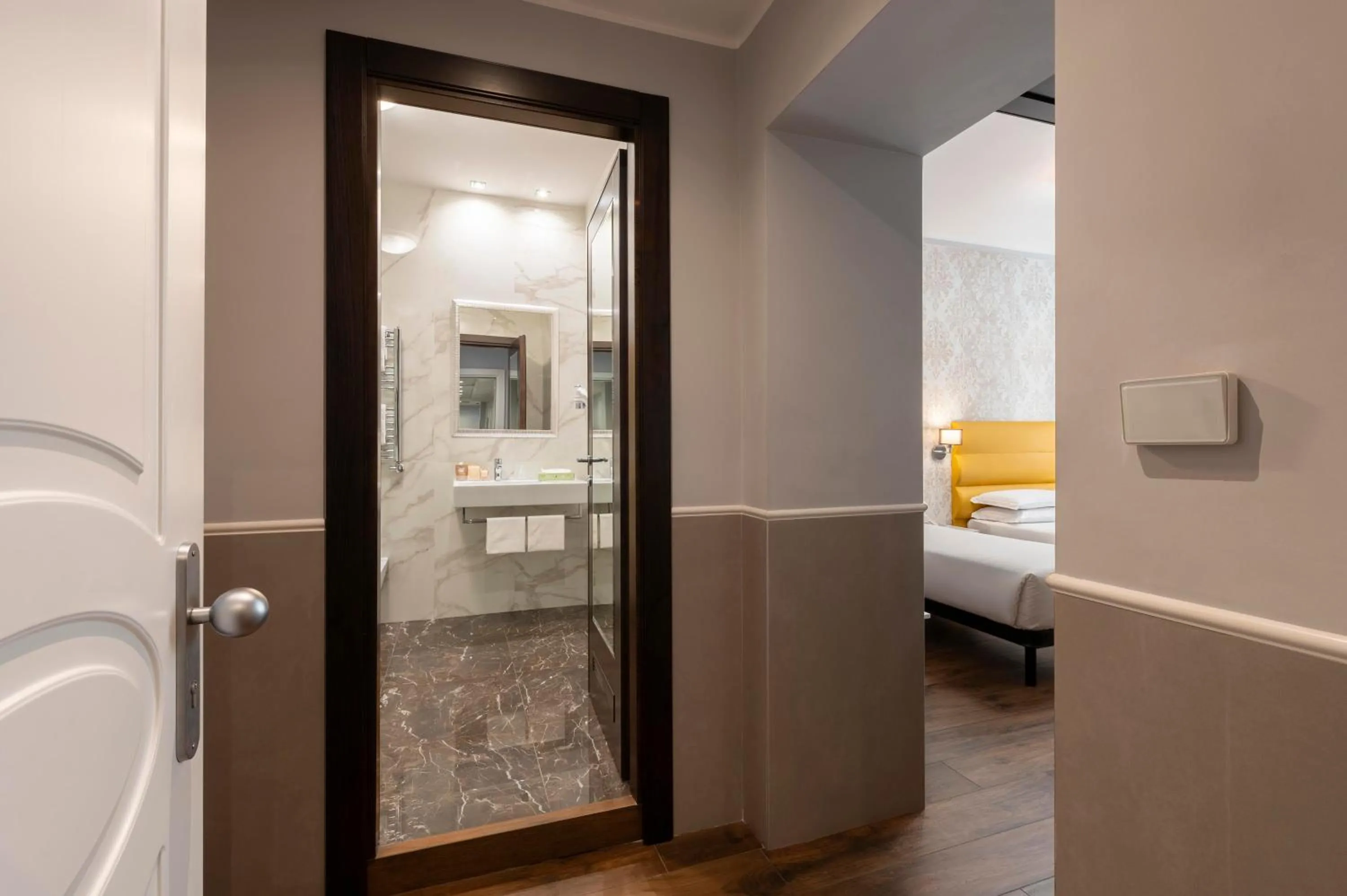 Shower, Bed in Hotel Virgilio
