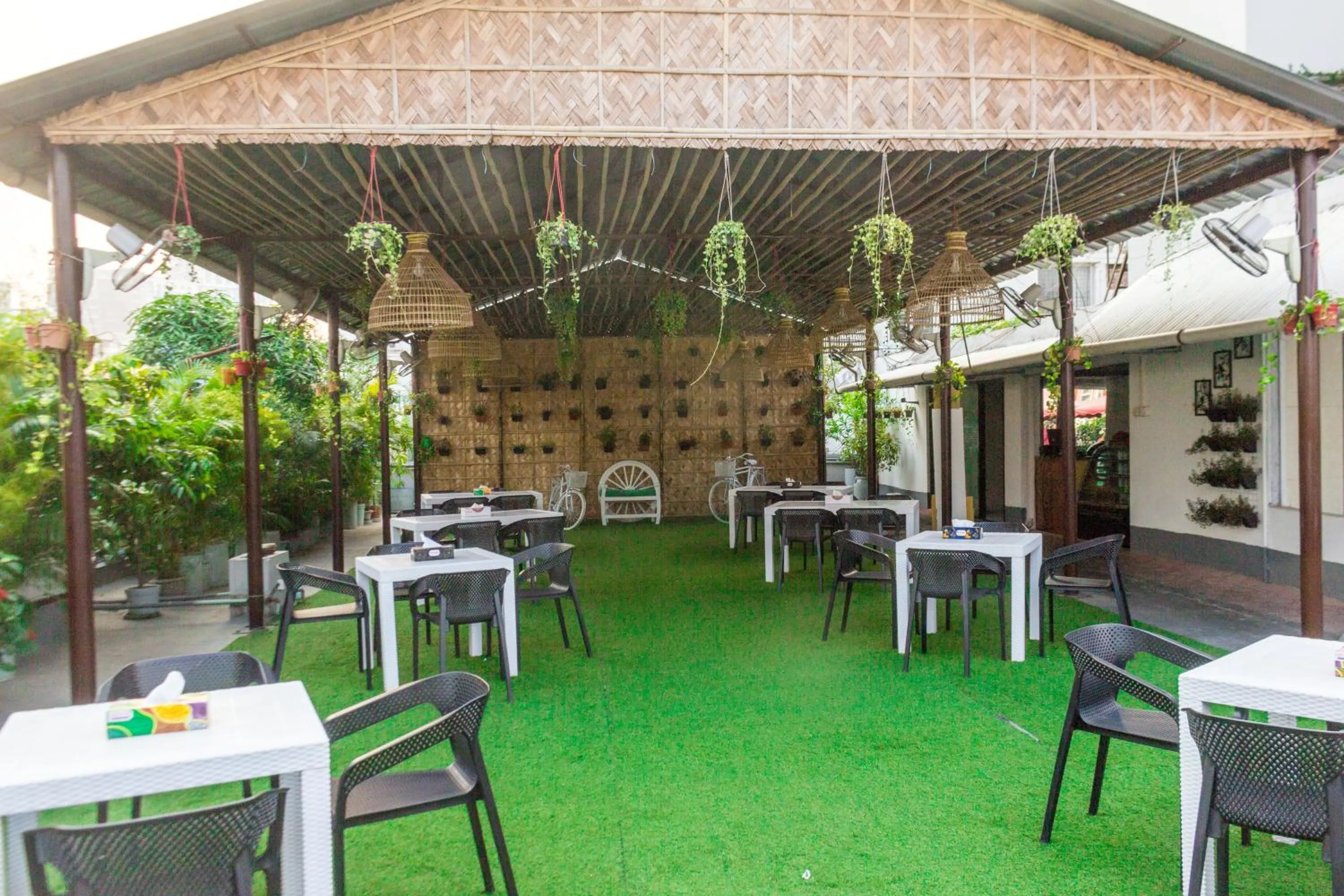 Restaurant/places to eat in Hotel The Enchanted Residence