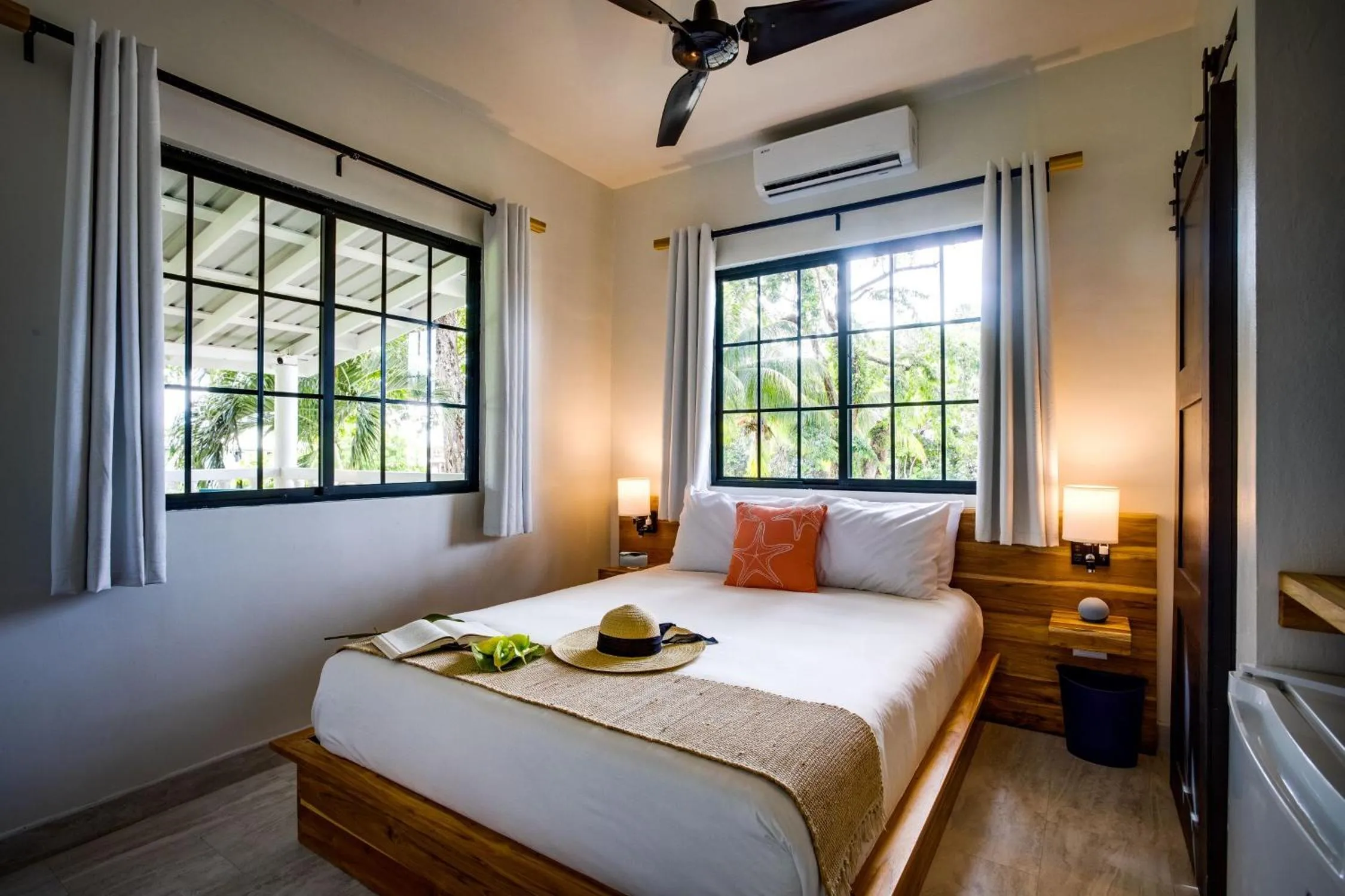 Photo of the whole room, Bed in The Sea Glass Inn