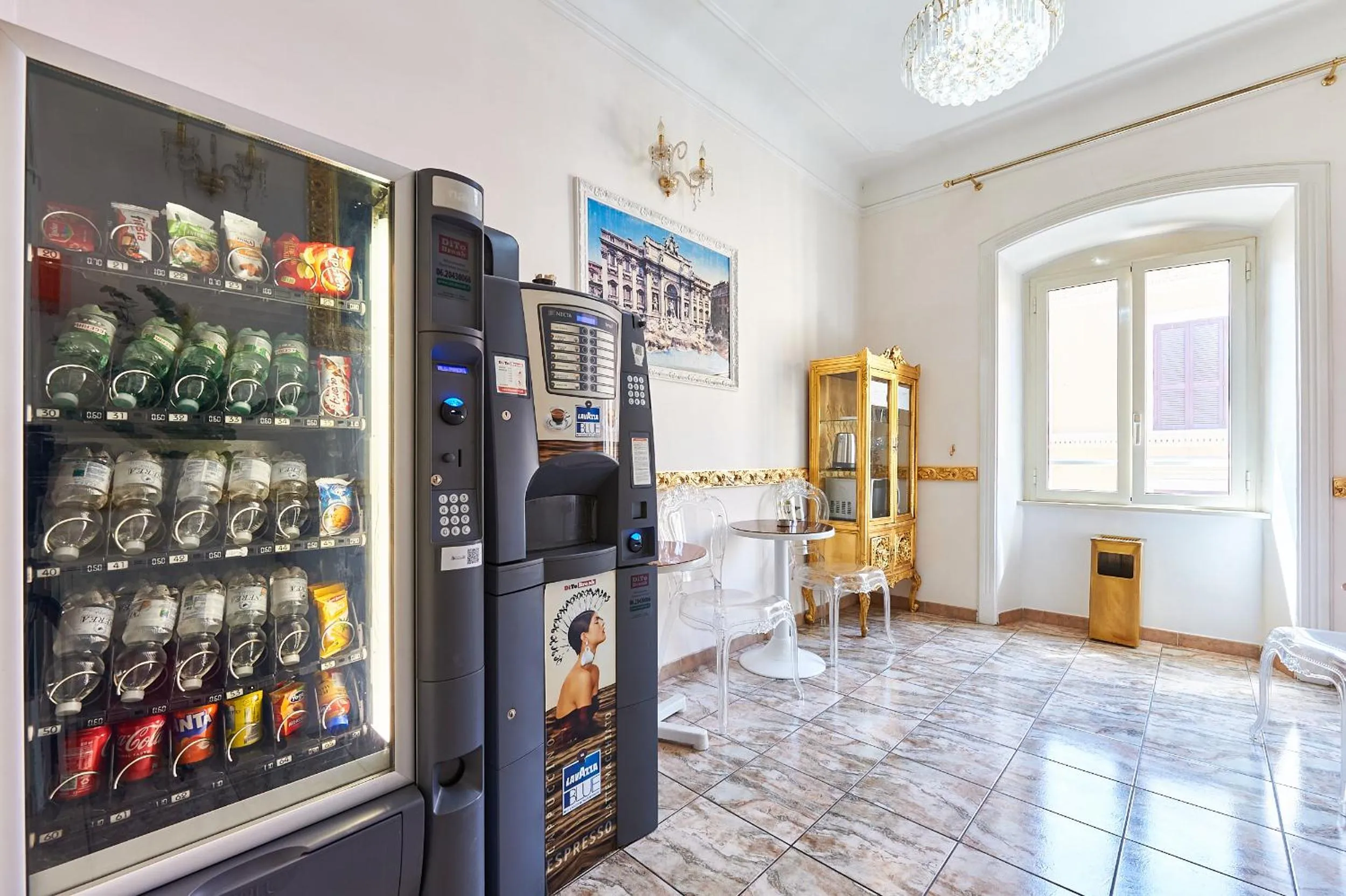 Communal lounge/ TV room in Hotel Virginia