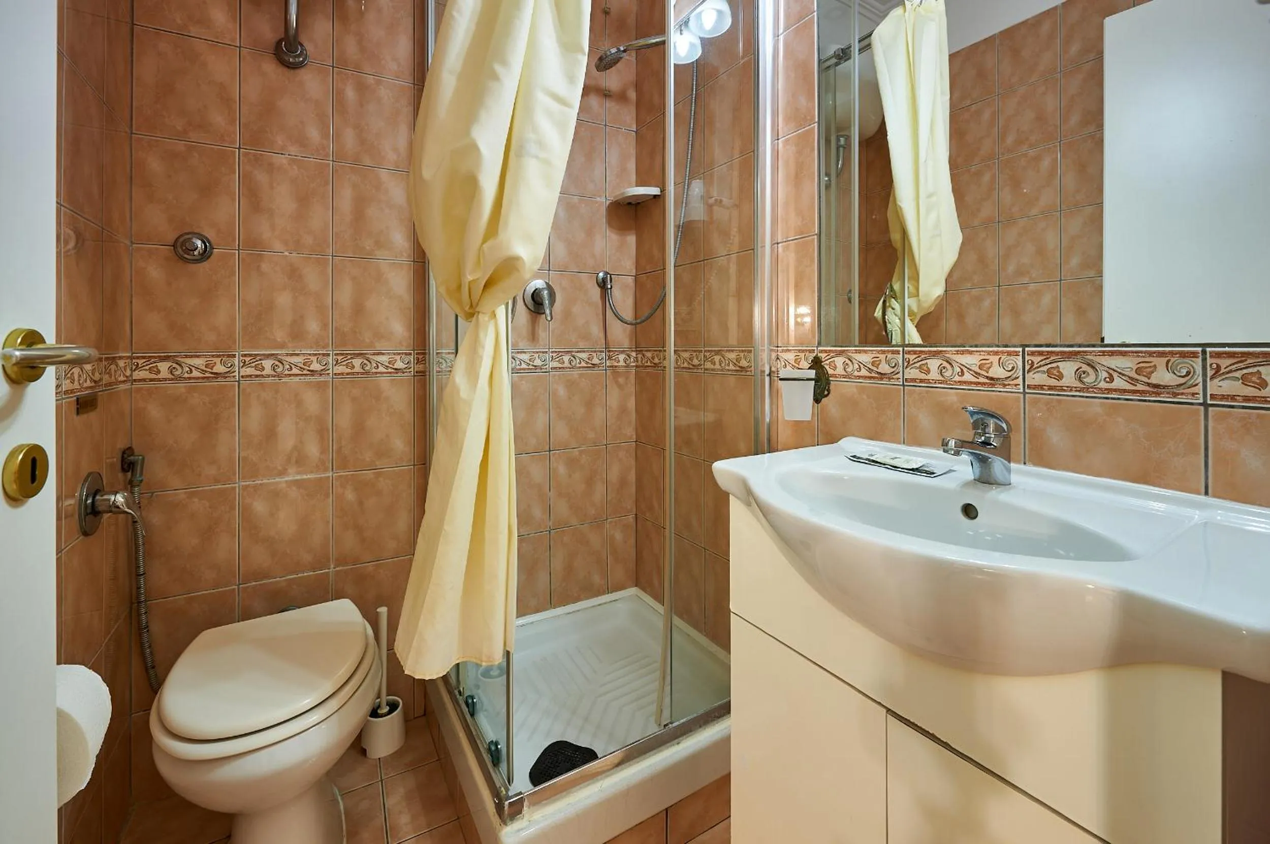 Shower in Hotel Virginia