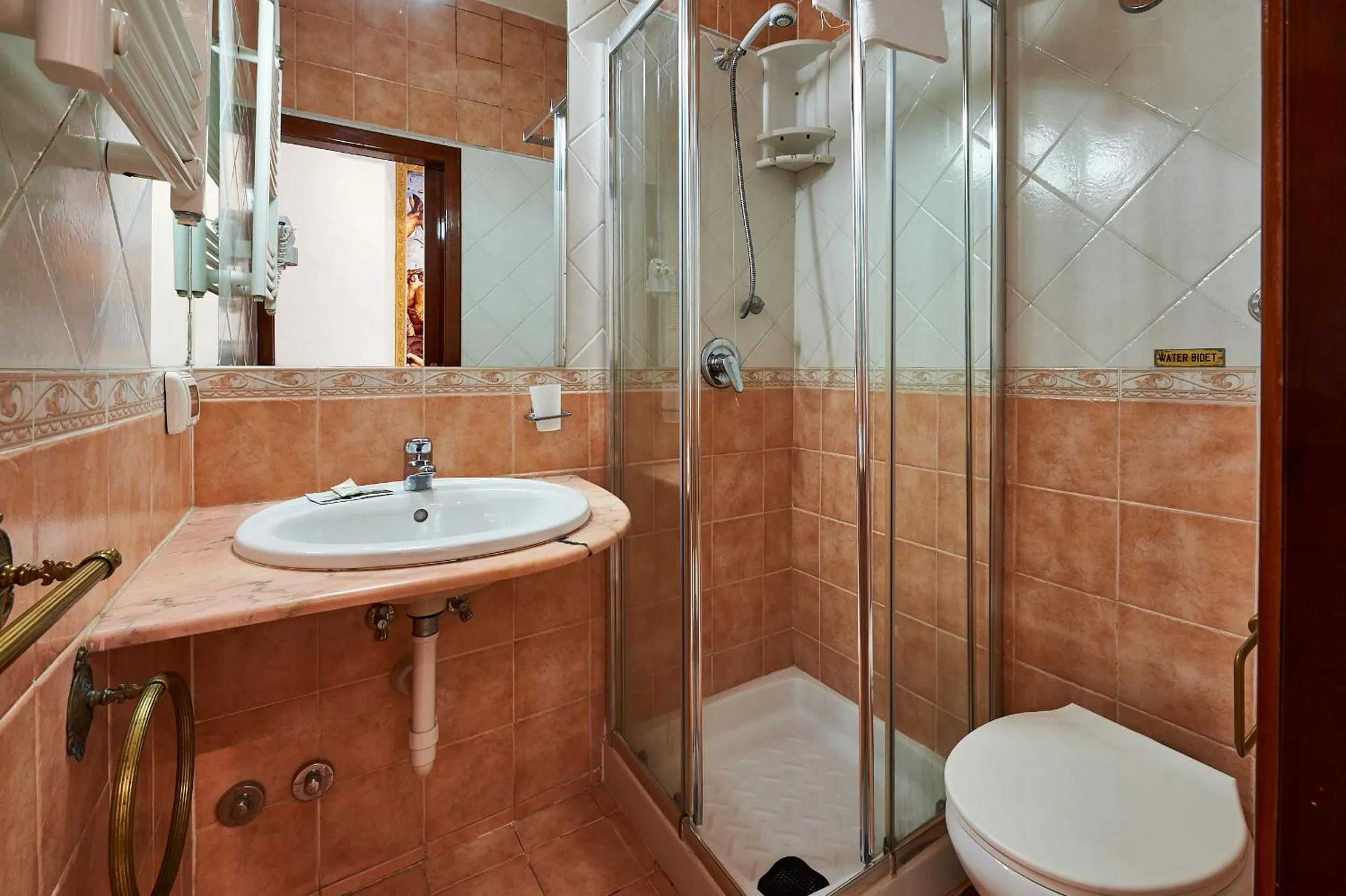 Shower in Hotel Virginia