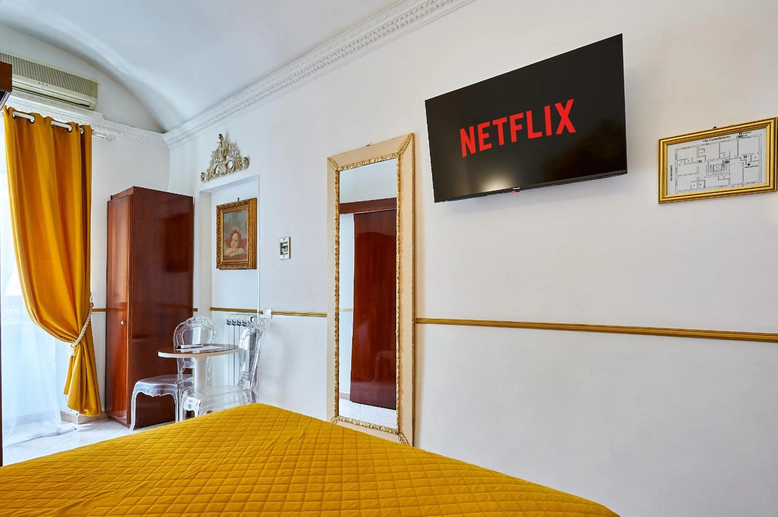 TV and multimedia, Bed in Hotel Virginia