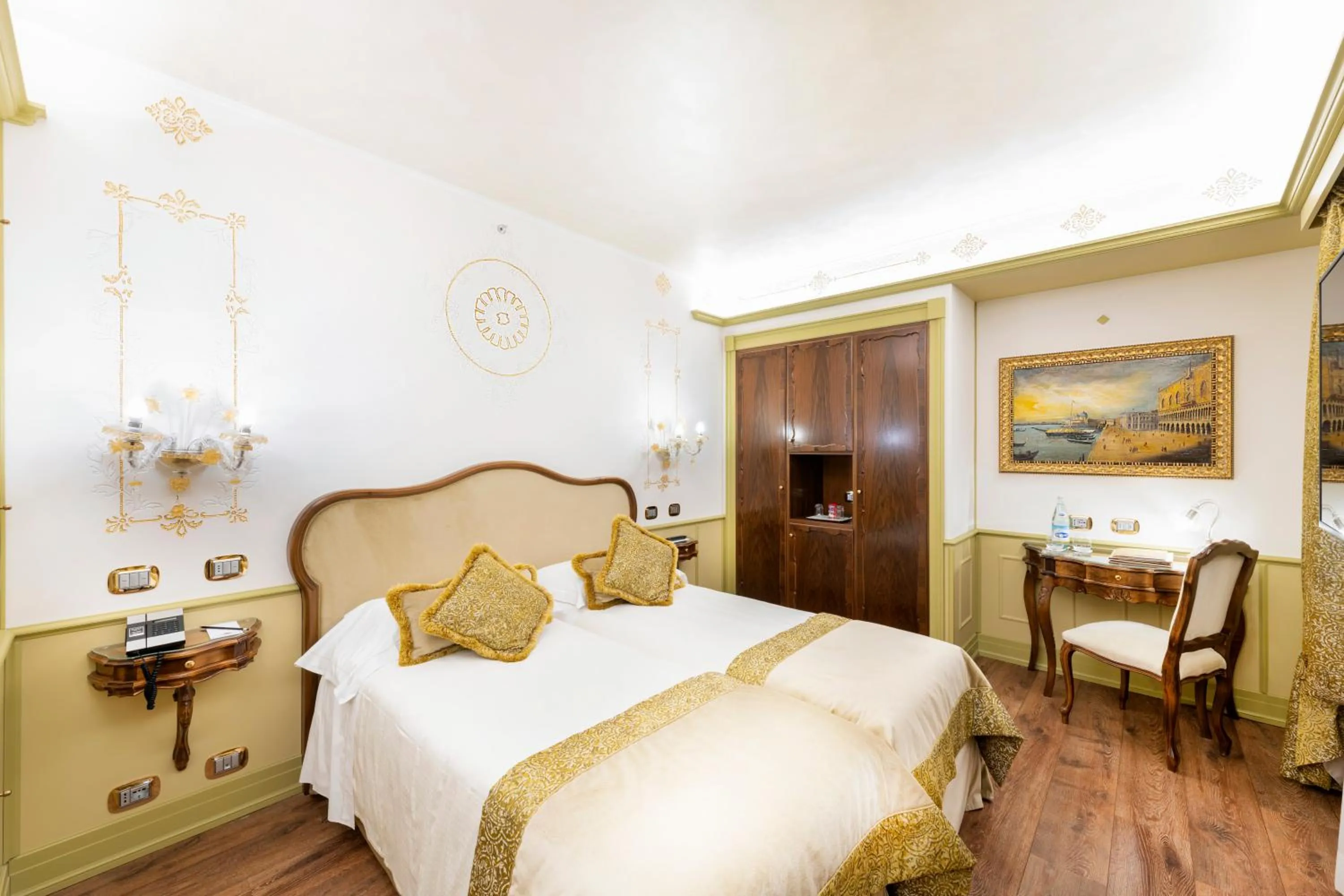 Bed in Monaco & Grand Canal