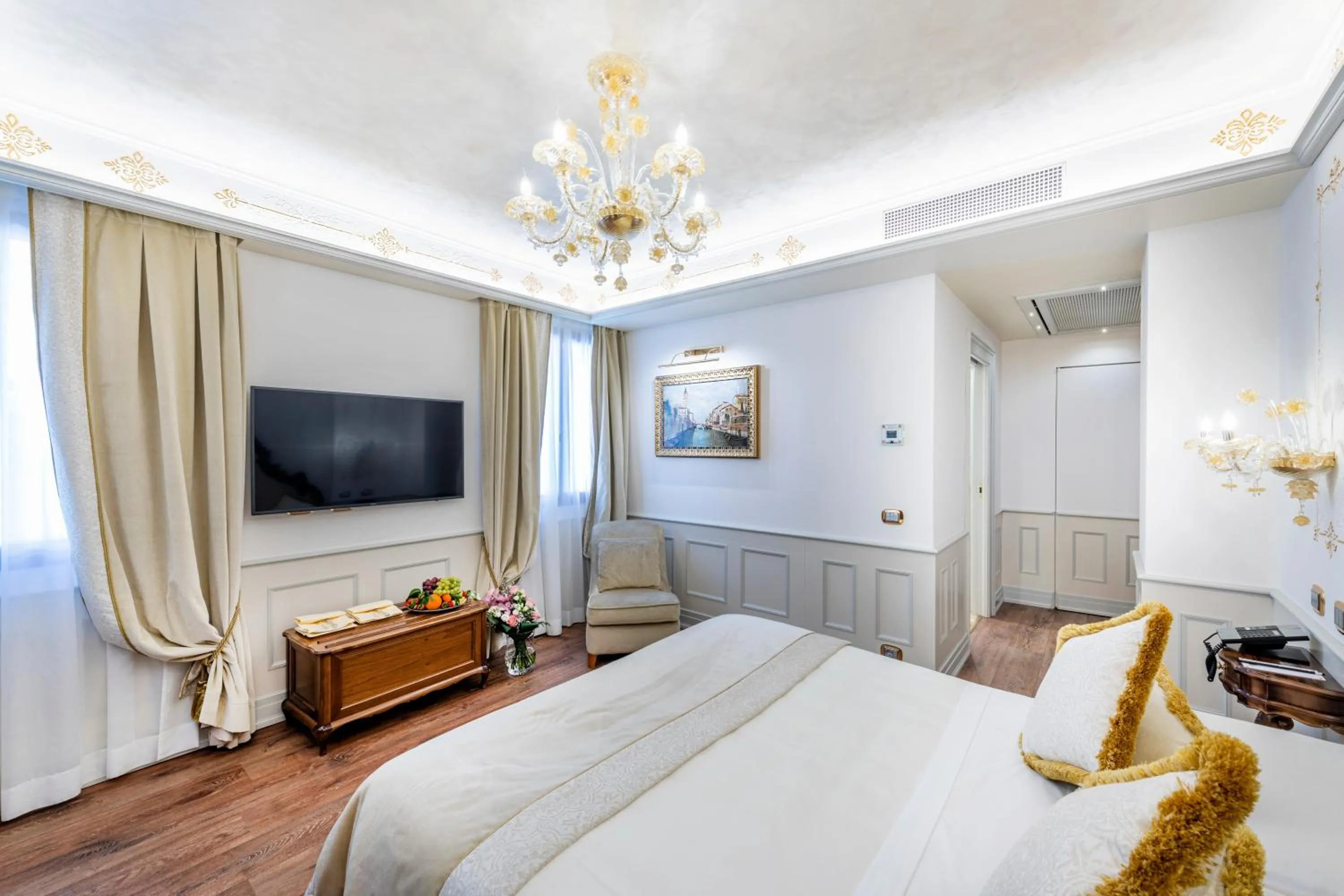 Bedroom, Bed in Monaco & Grand Canal