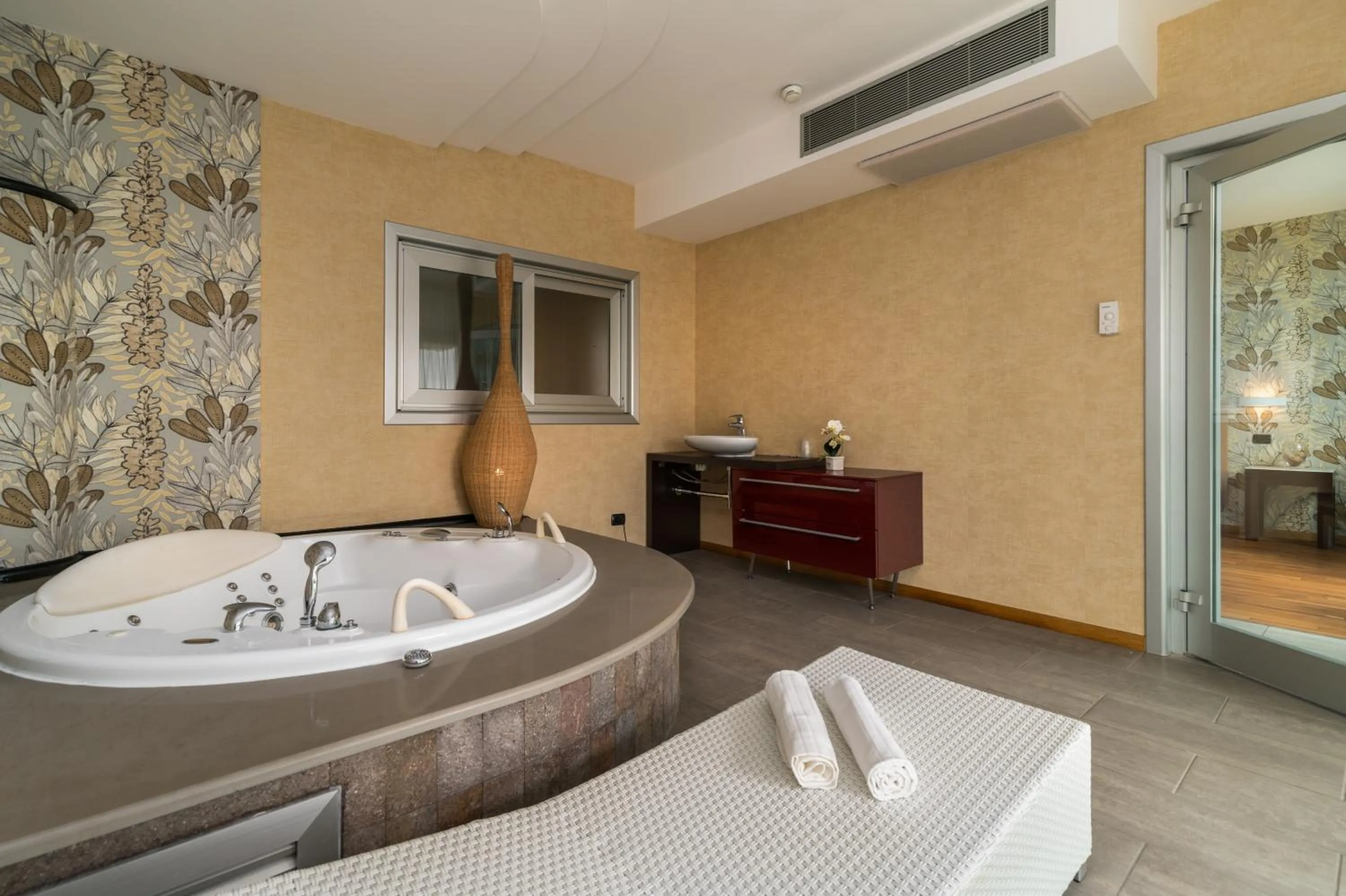 Hot Tub in Hotel Antares Sport Beauty & Wellness
