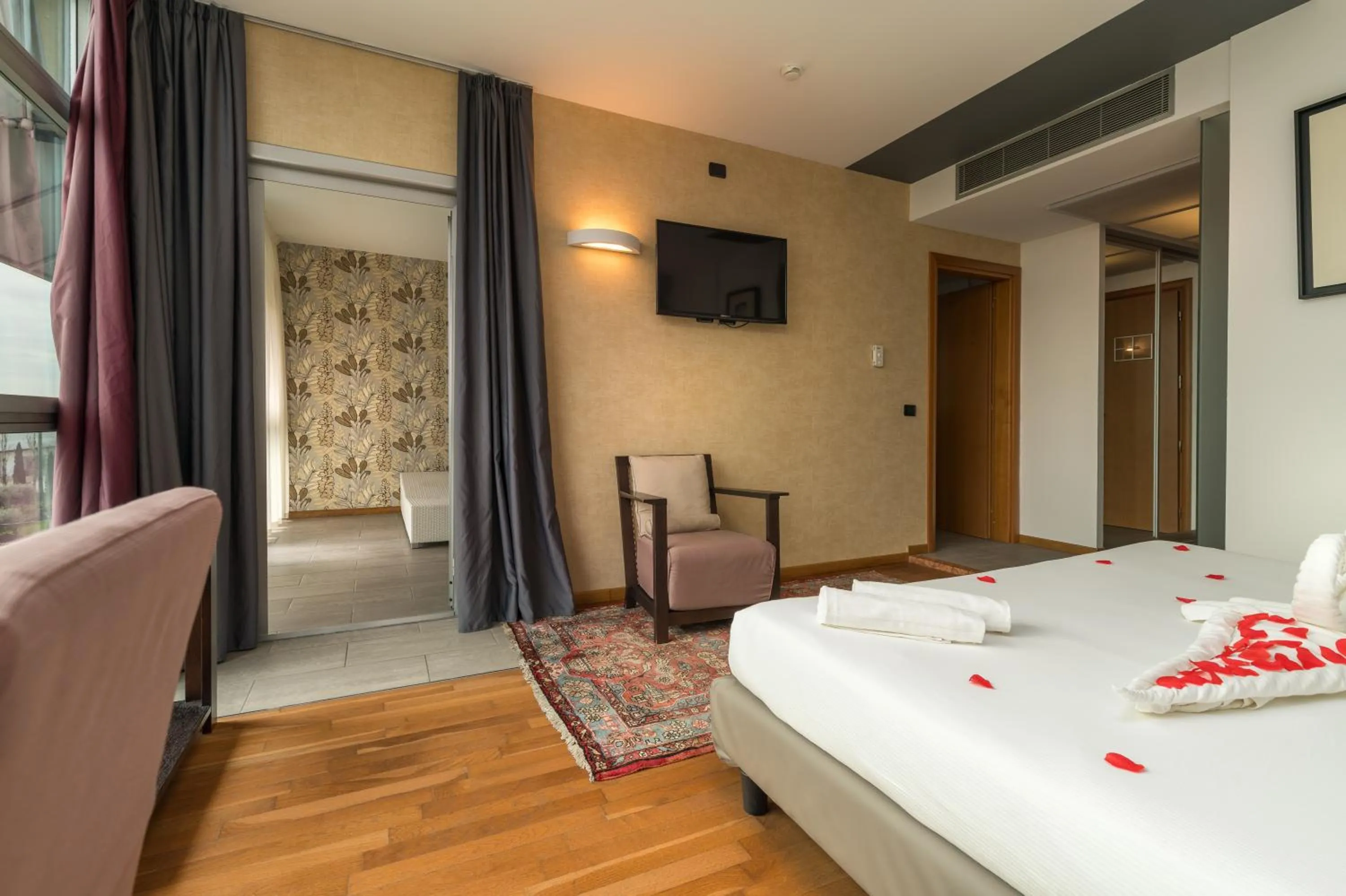 Communal lounge/ TV room, Bed in Hotel Antares Sport Beauty & Wellness