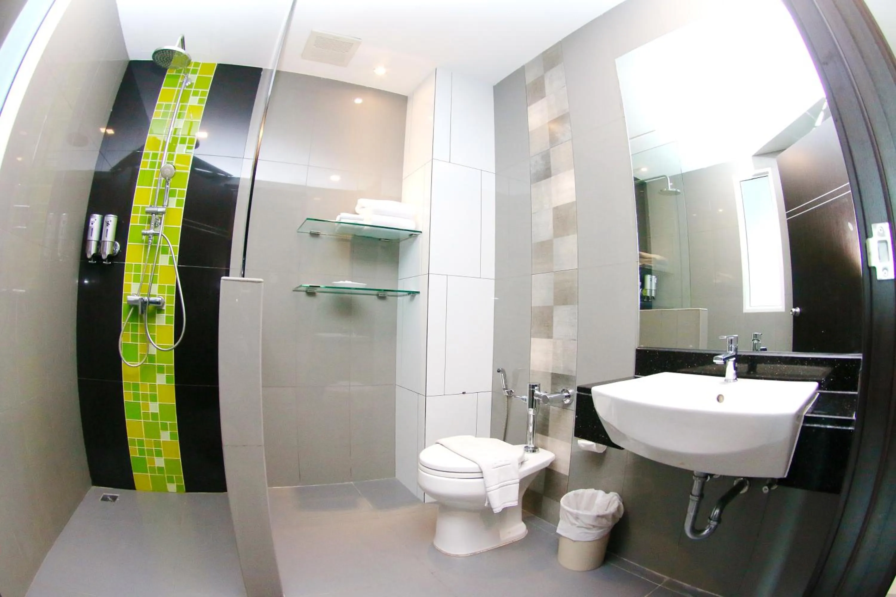 Shower in Arthitaya Green Nature Hotel & Lakkhana Poolside Resort