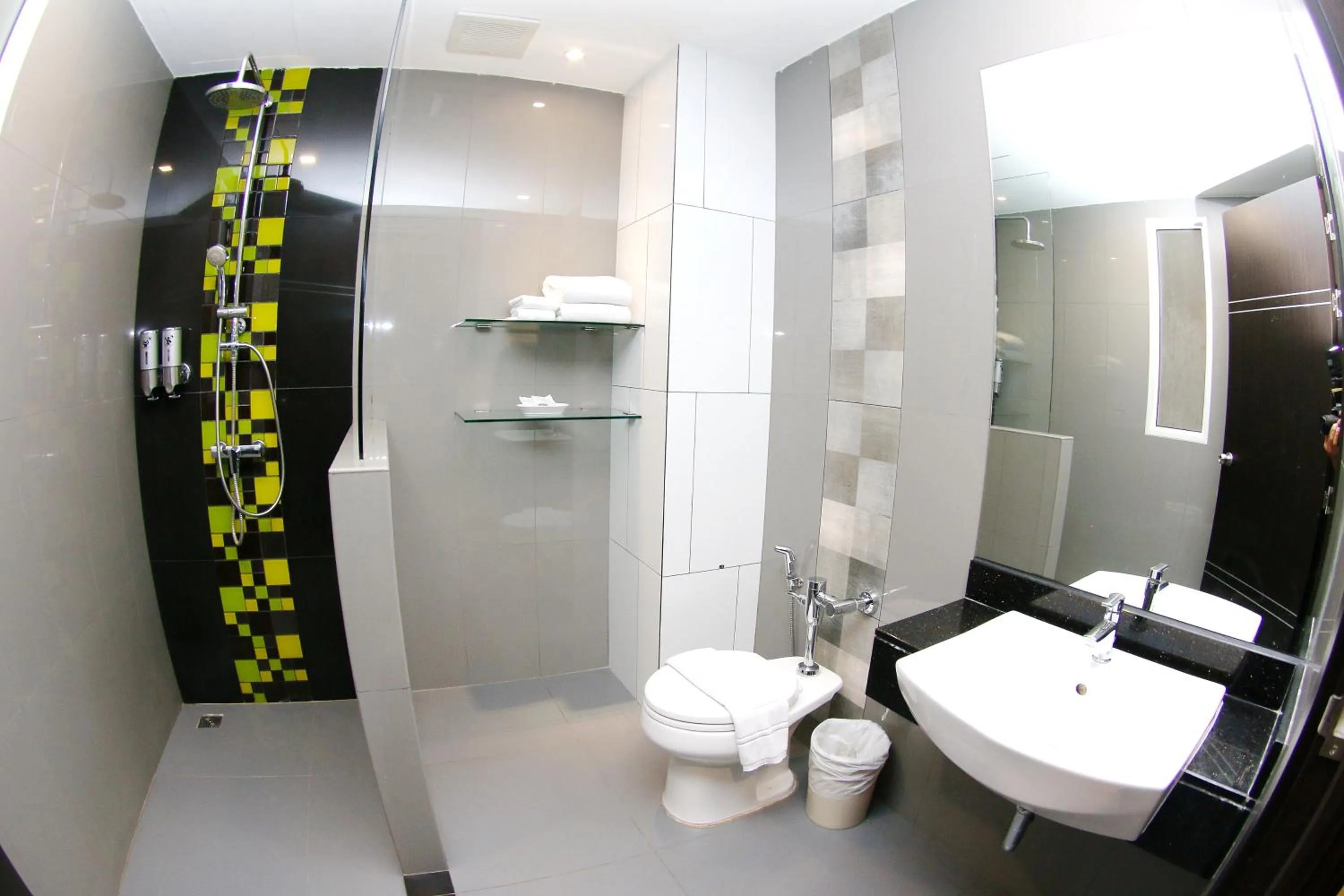 Shower in Arthitaya Green Nature Hotel & Lakkhana Poolside Resort