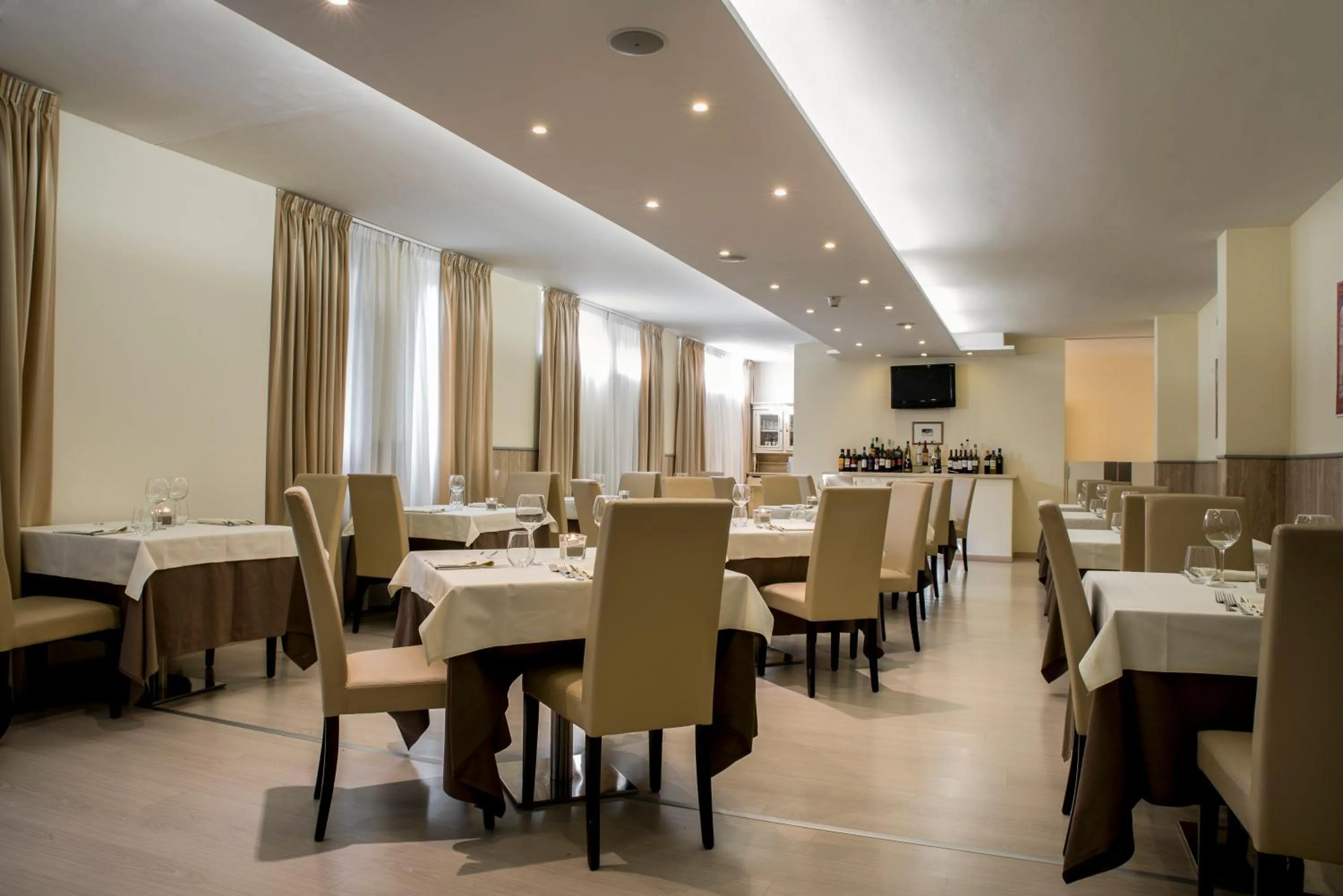 Restaurant/places to eat in Hotel Executive