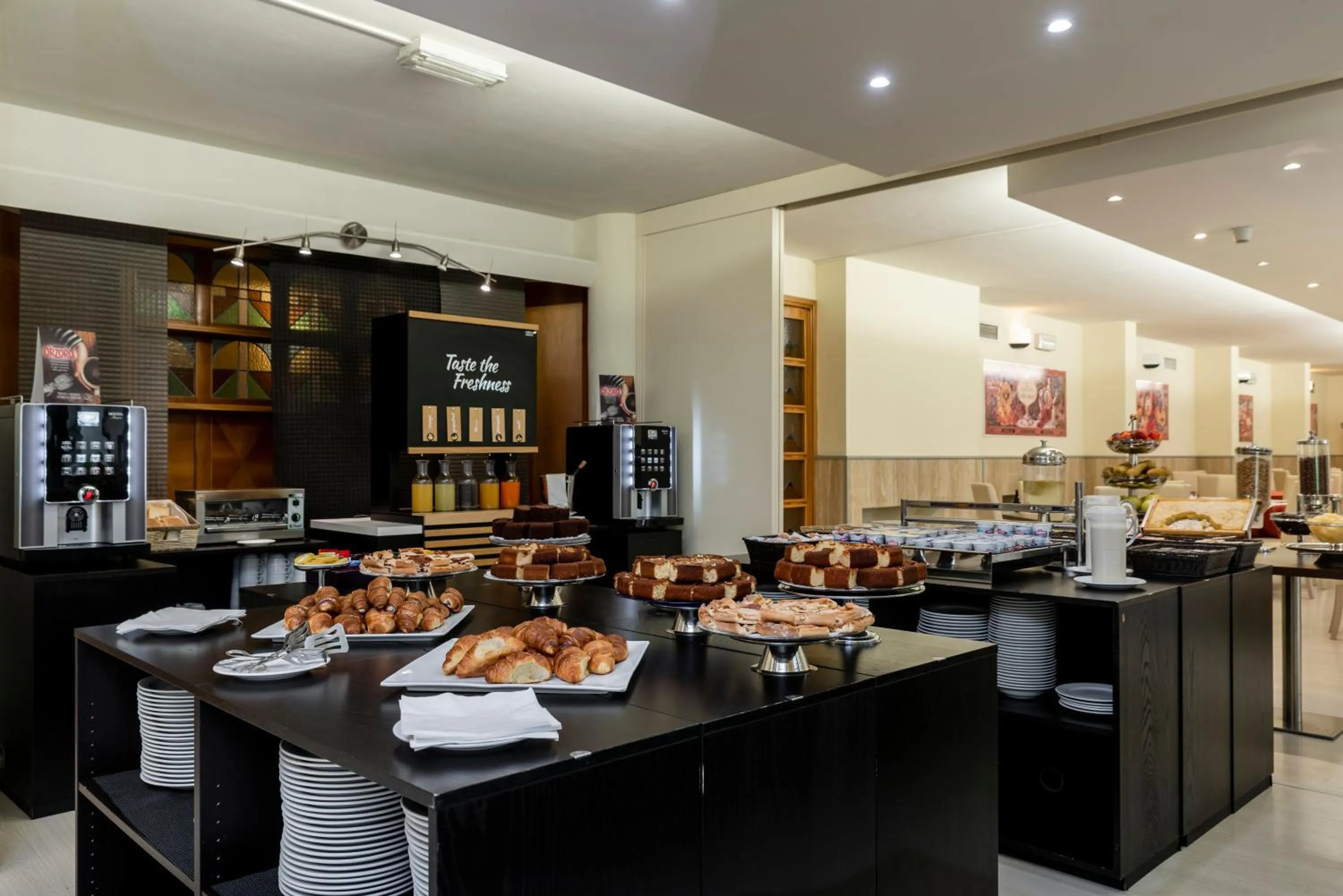 Restaurant/places to eat in Hotel Executive