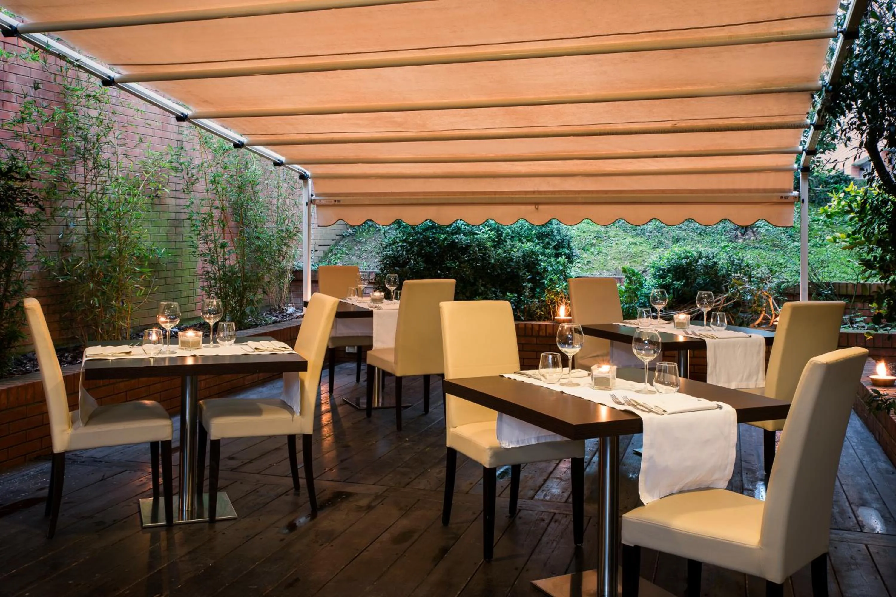 Restaurant/places to eat in Hotel Executive