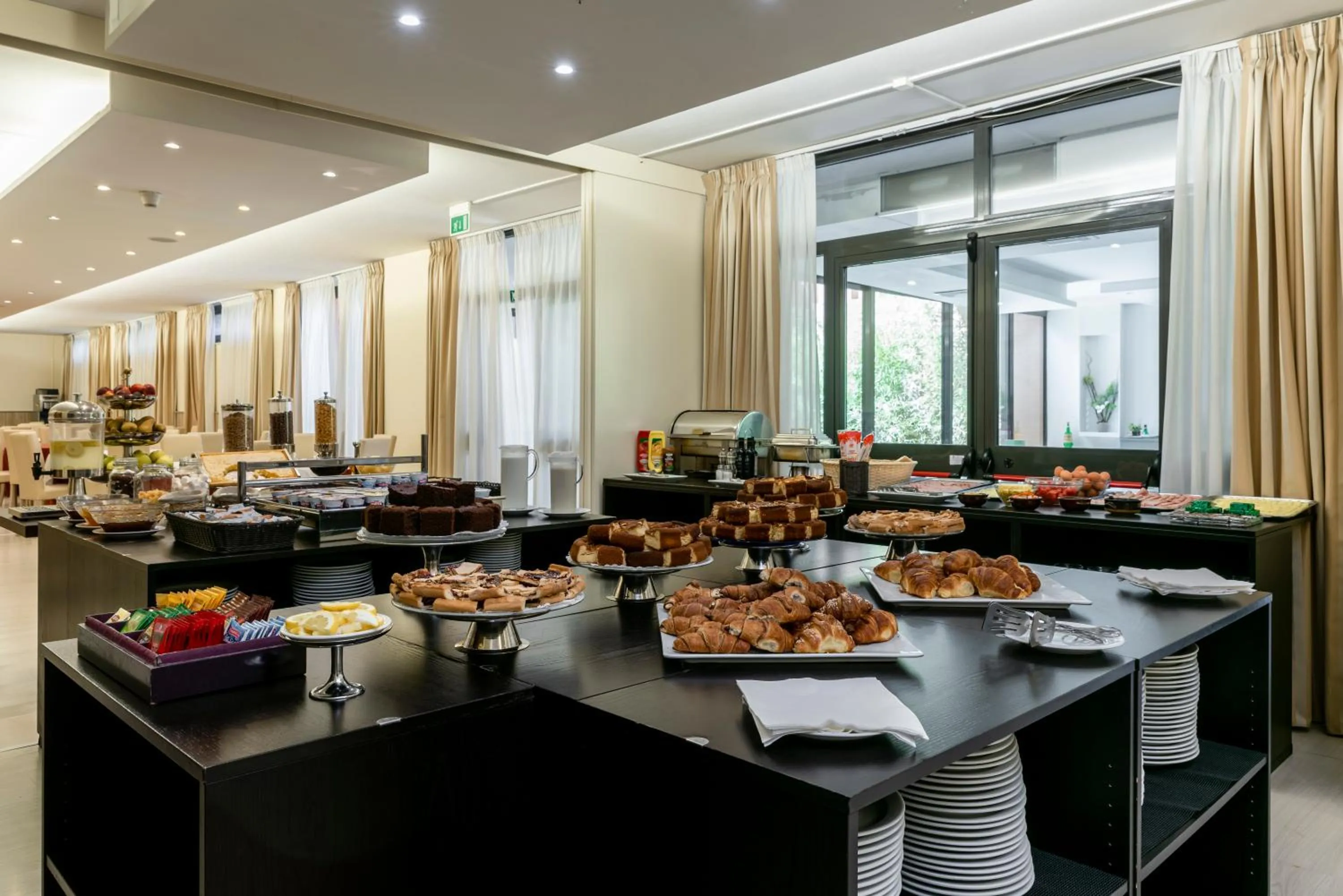 Restaurant/places to eat in Hotel Executive