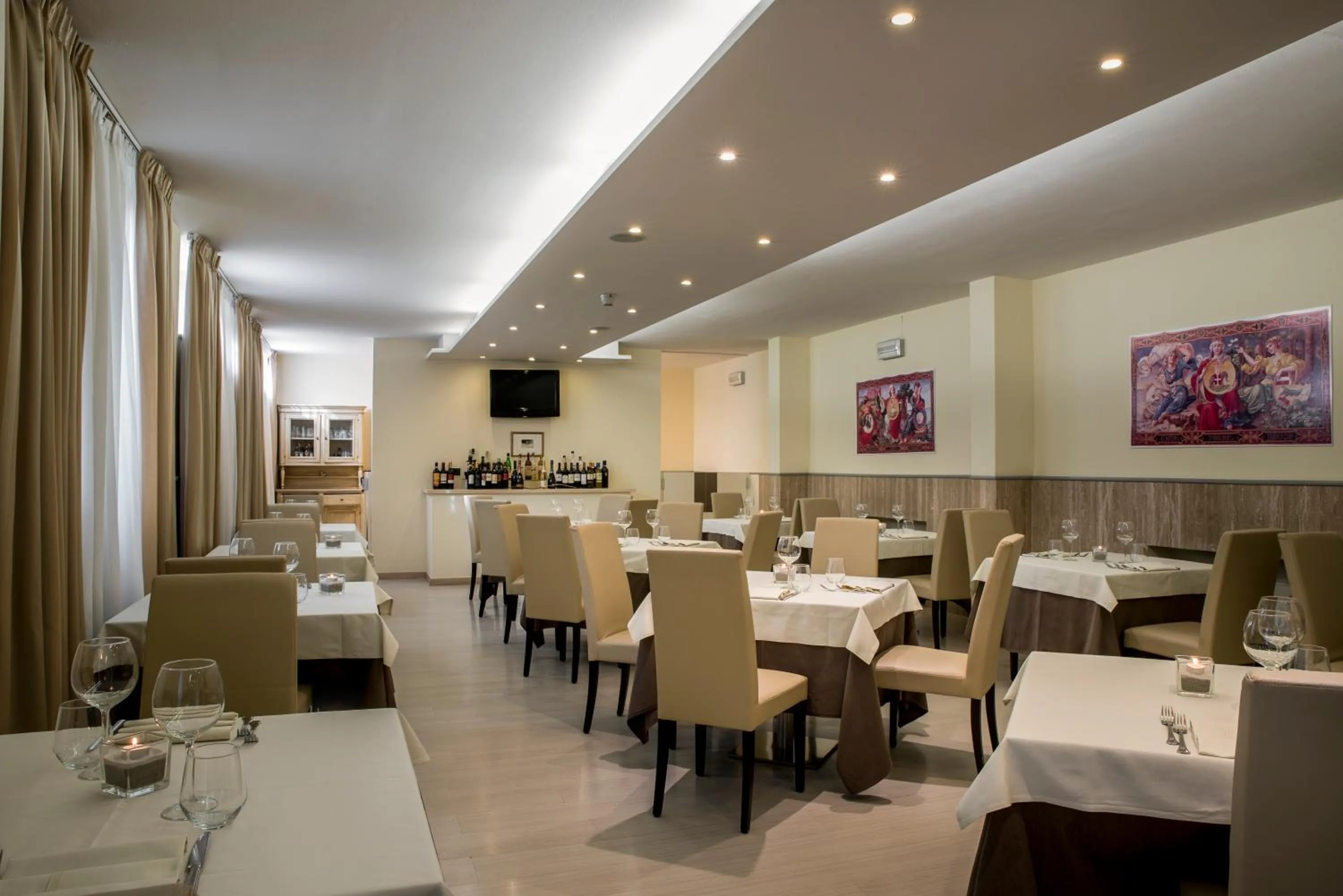 Restaurant/places to eat in Hotel Executive